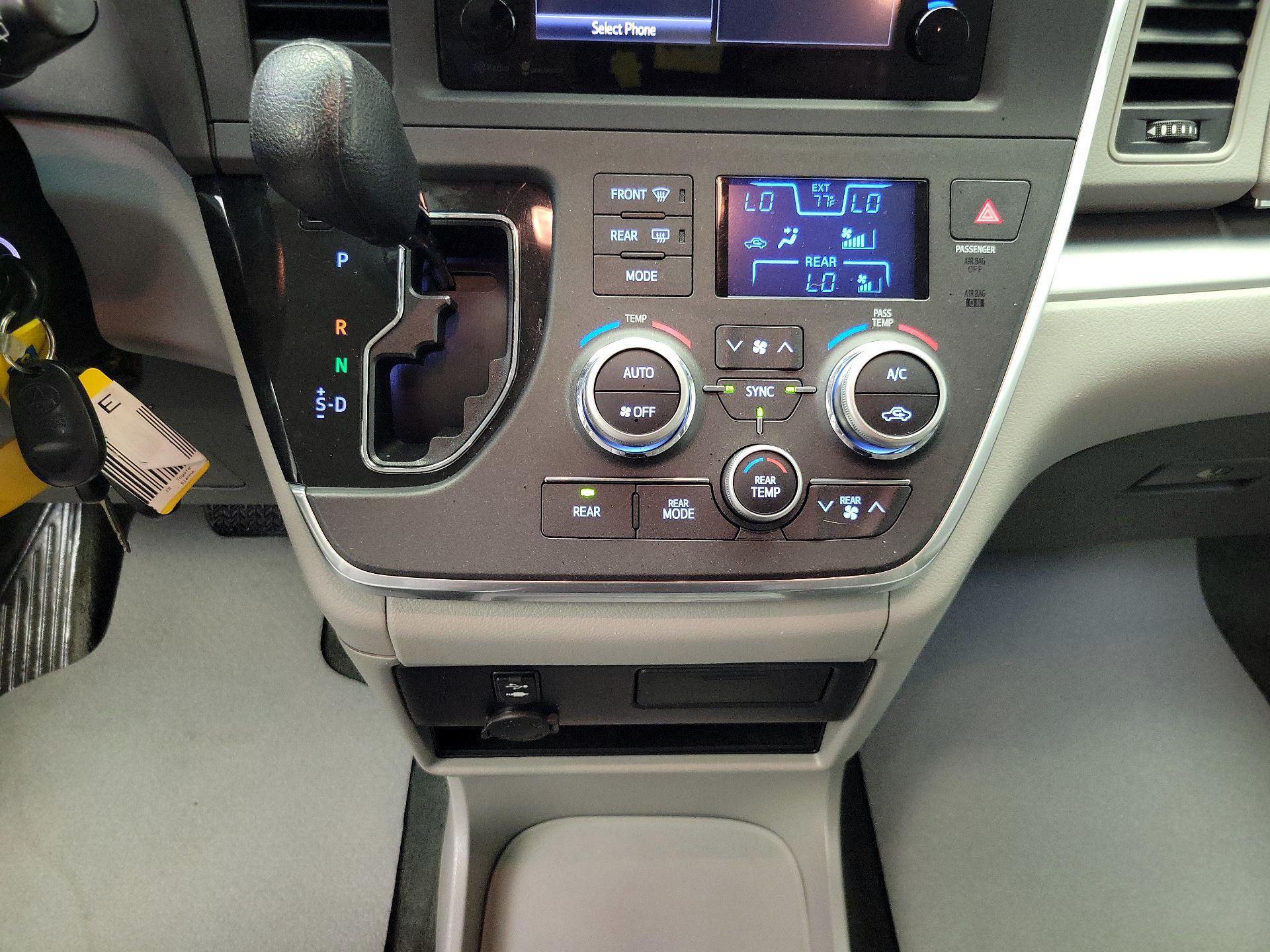 Thumbnail: 2015 Toyota Sienna - 17