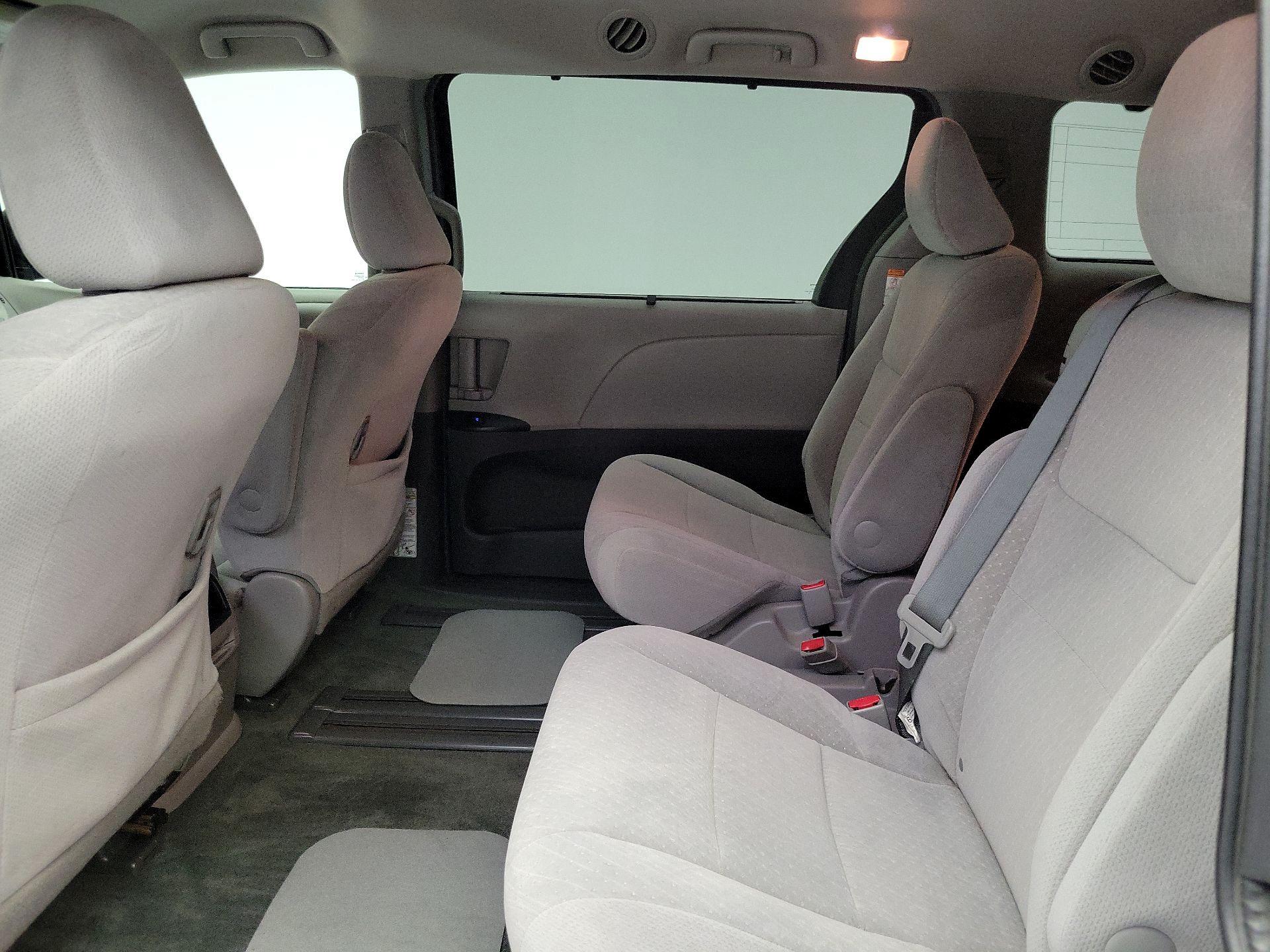 Thumbnail: 2015 Toyota Sienna - 19