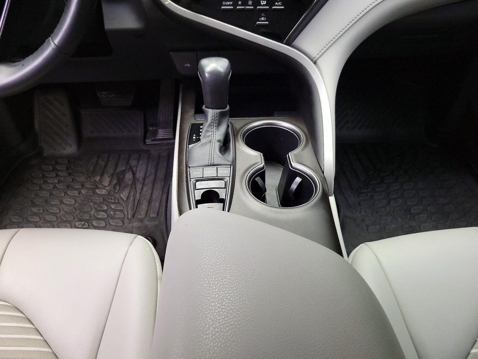 2023 Toyota Camry SE - Photo 19