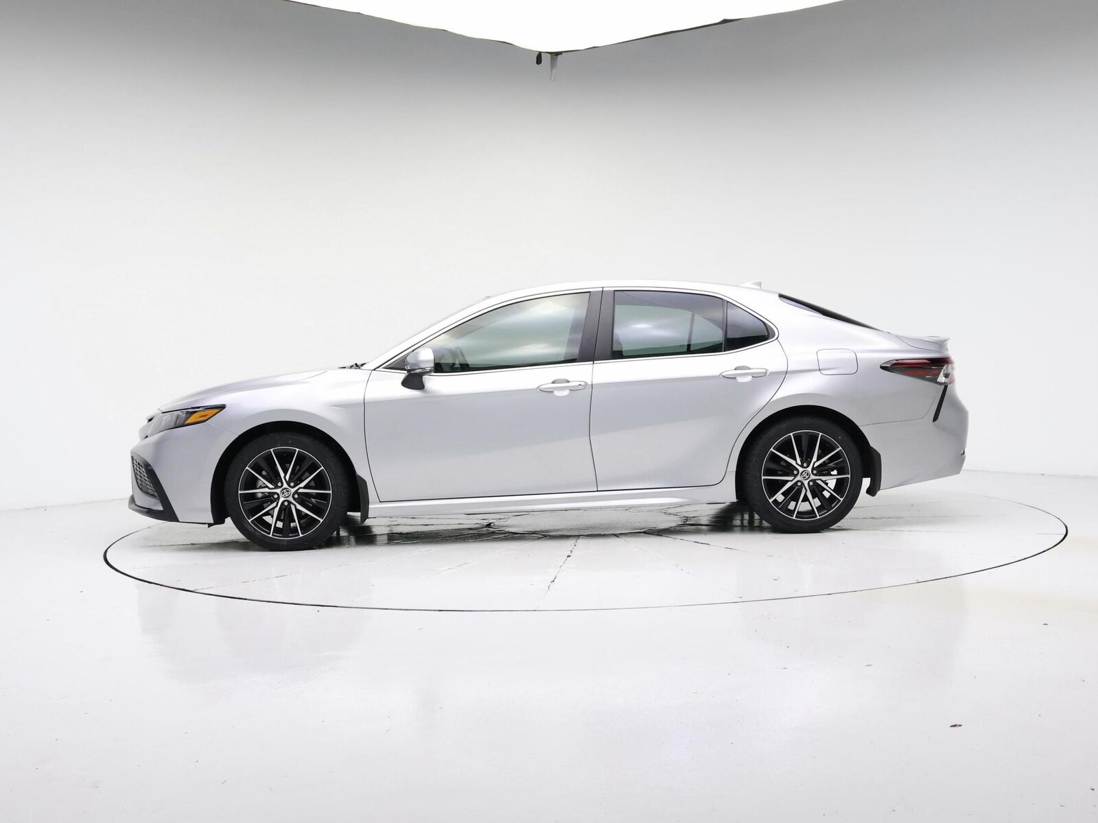 2023 Toyota Camry SE - Photo 4