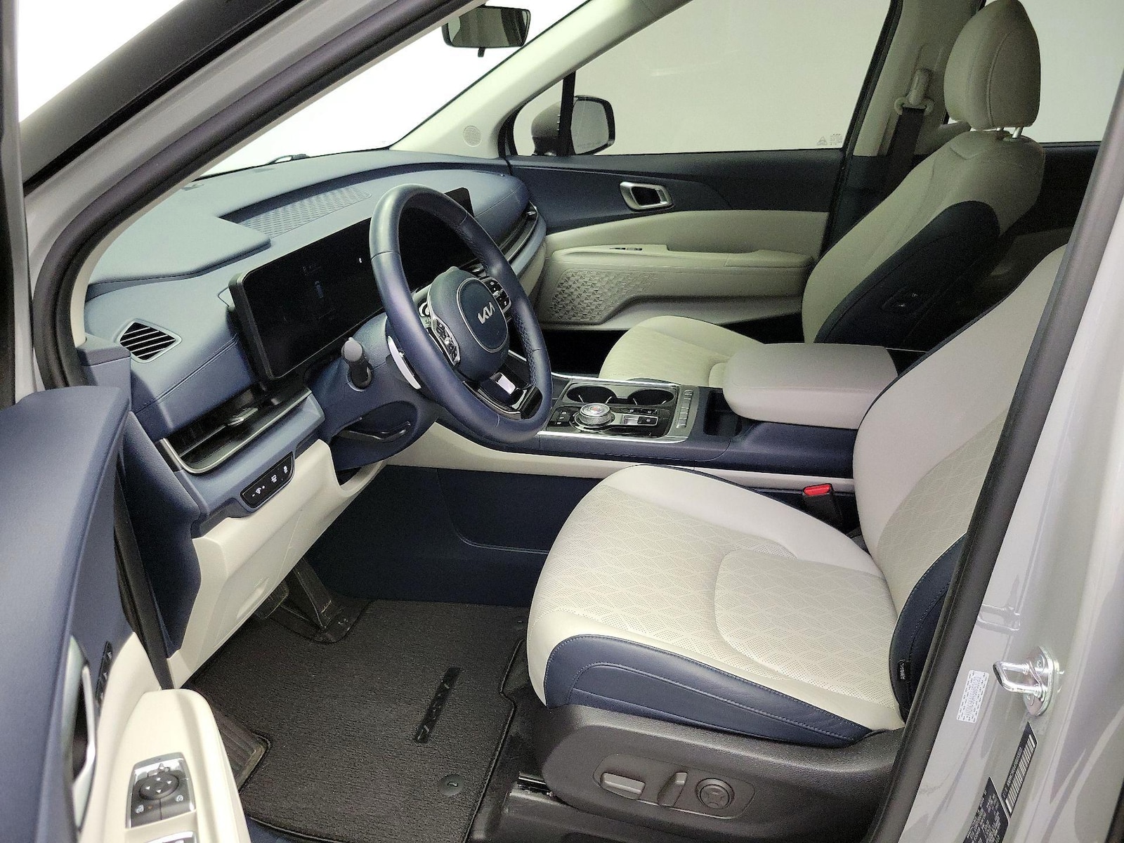 2025 Kia Carnival EX - Photo 12