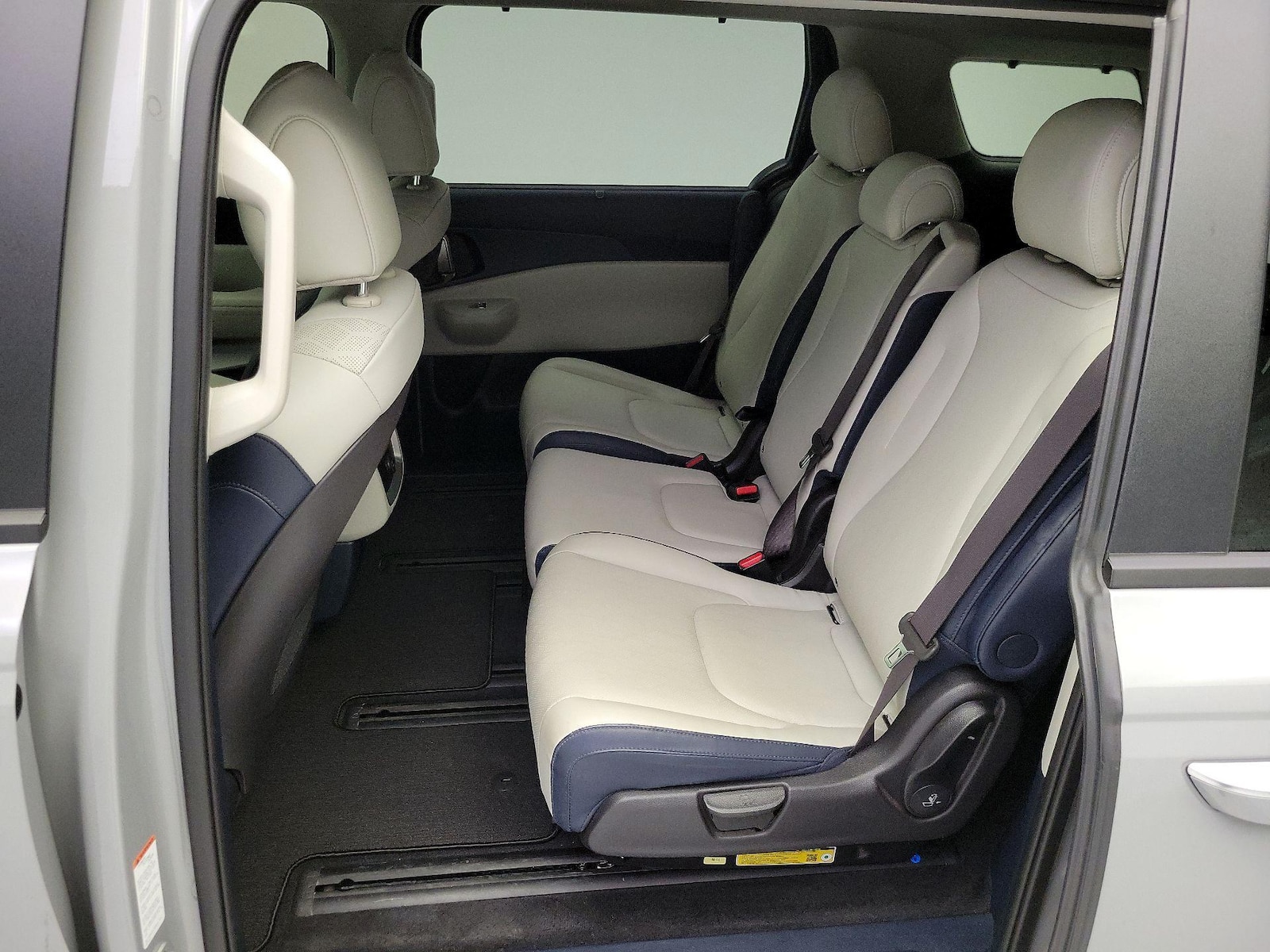 2025 Kia Carnival EX - Photo 21