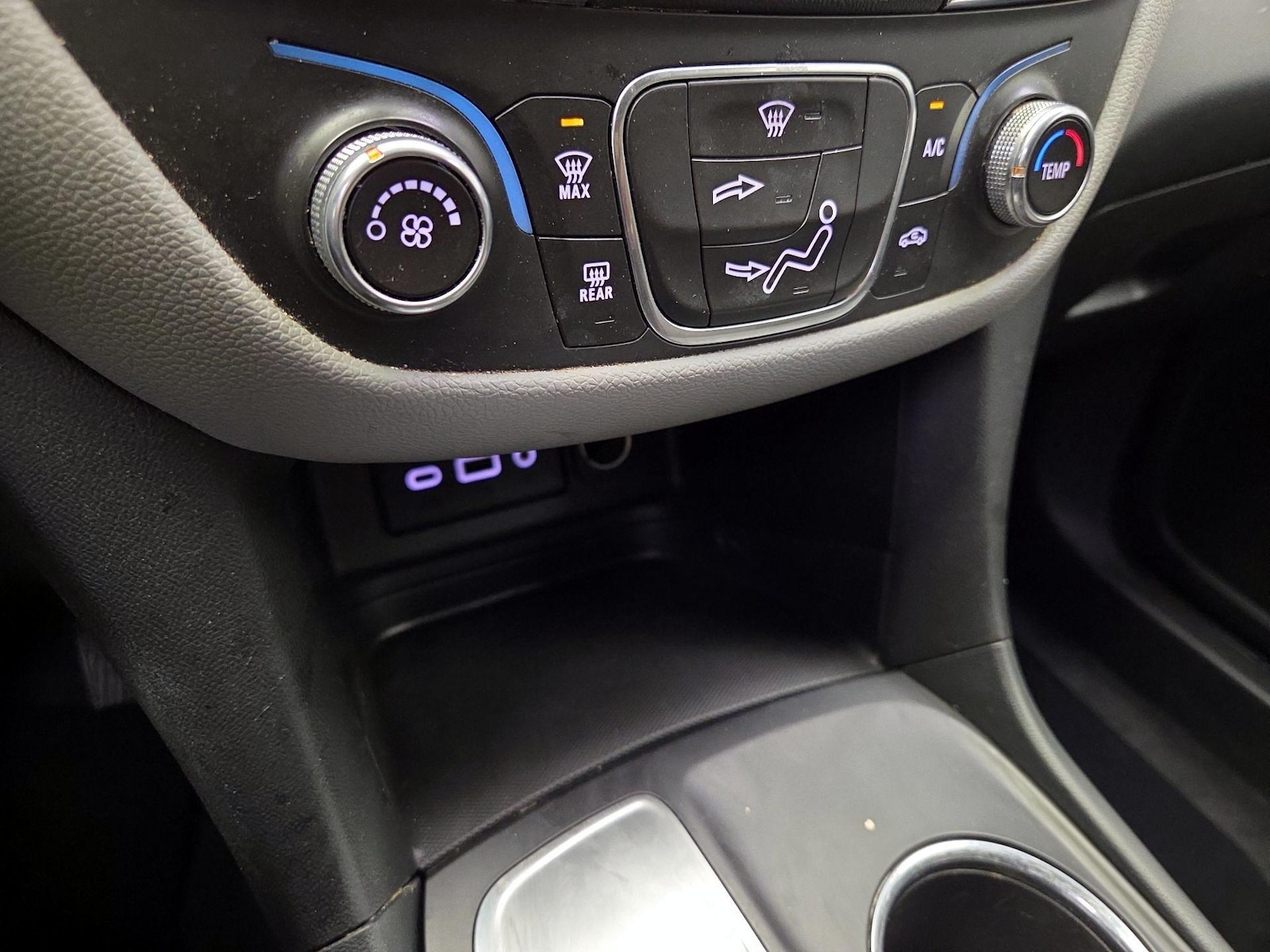 2020 Chevrolet Equinox LS - Photo 18