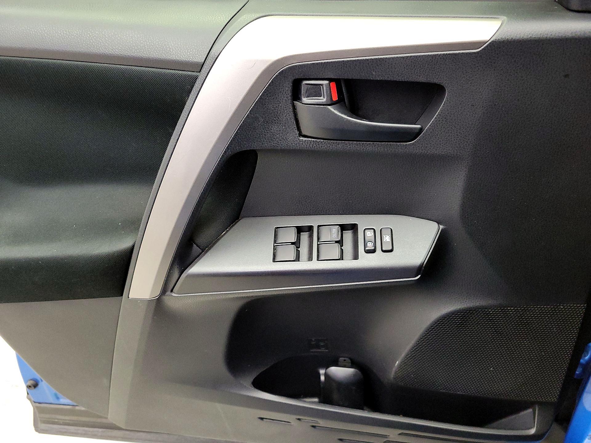 Thumbnail: 2018 Toyota RAV4 - 10