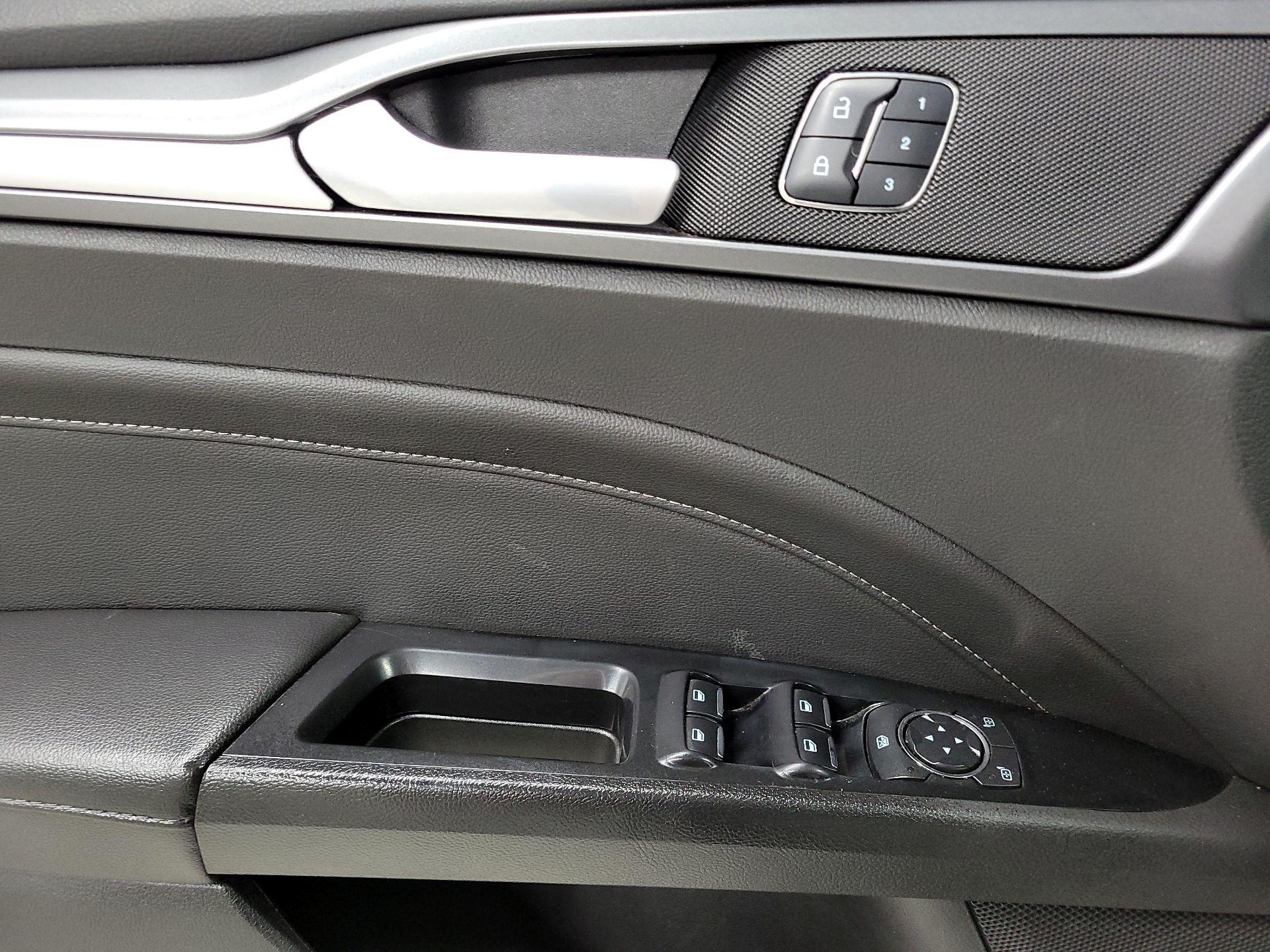 Thumbnail: 2016 Ford Fusion - 10