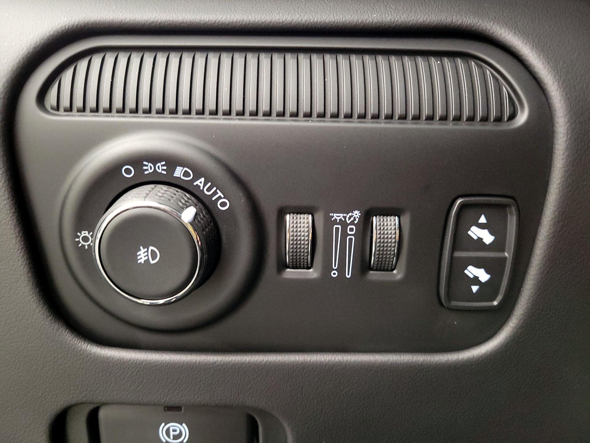 Thumbnail: 2022 Jeep Grand Wagoneer - 13