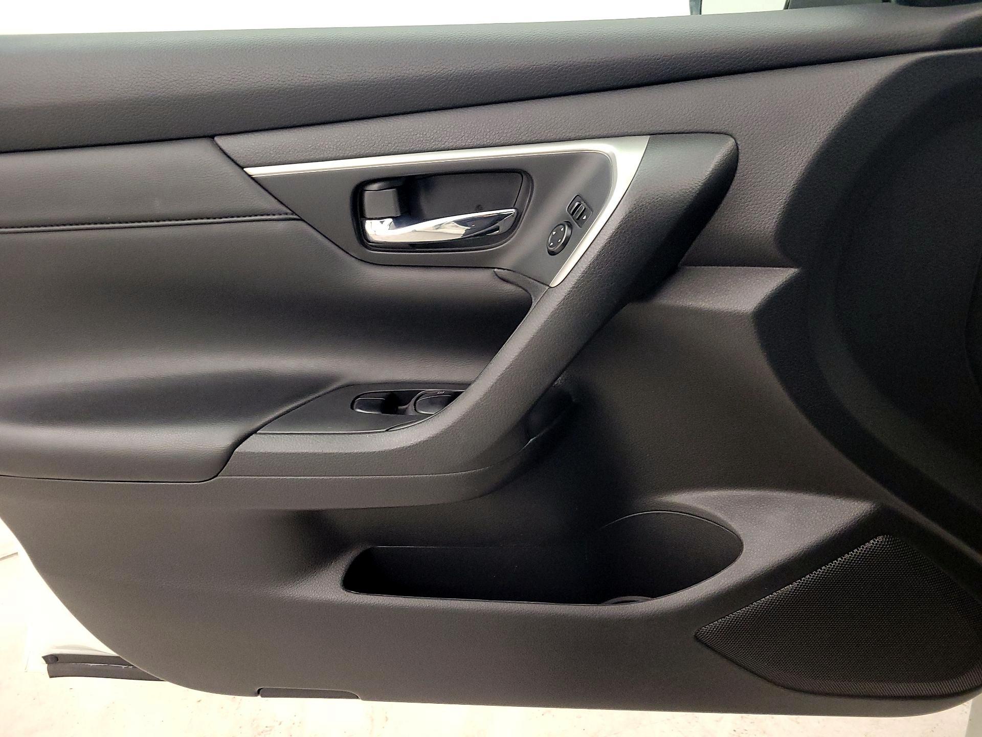 Thumbnail: 2015 Nissan Altima - 12