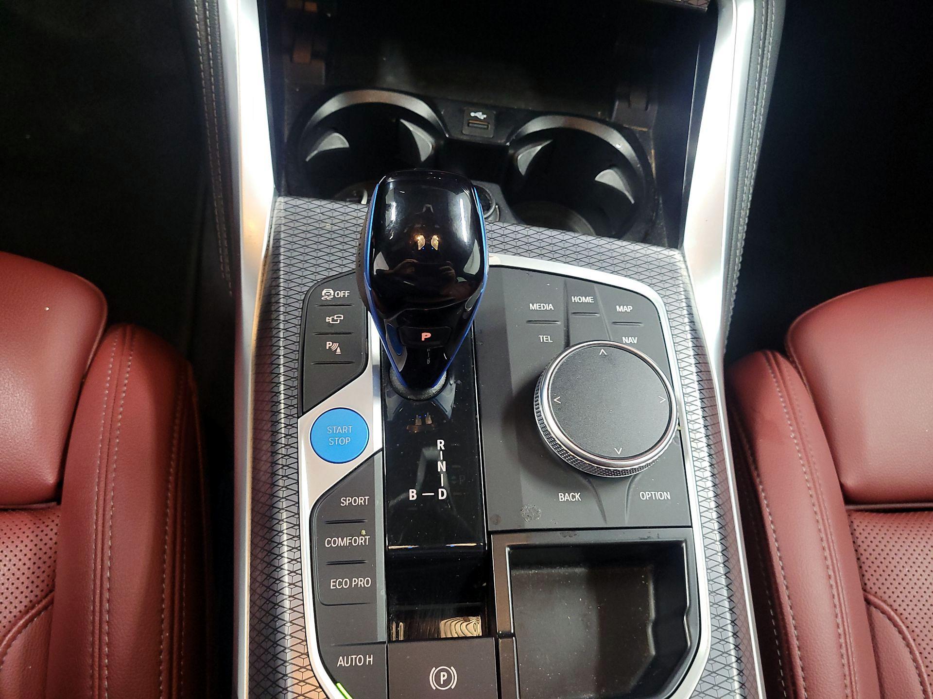 Thumbnail: 2022 BMW i4 - 18