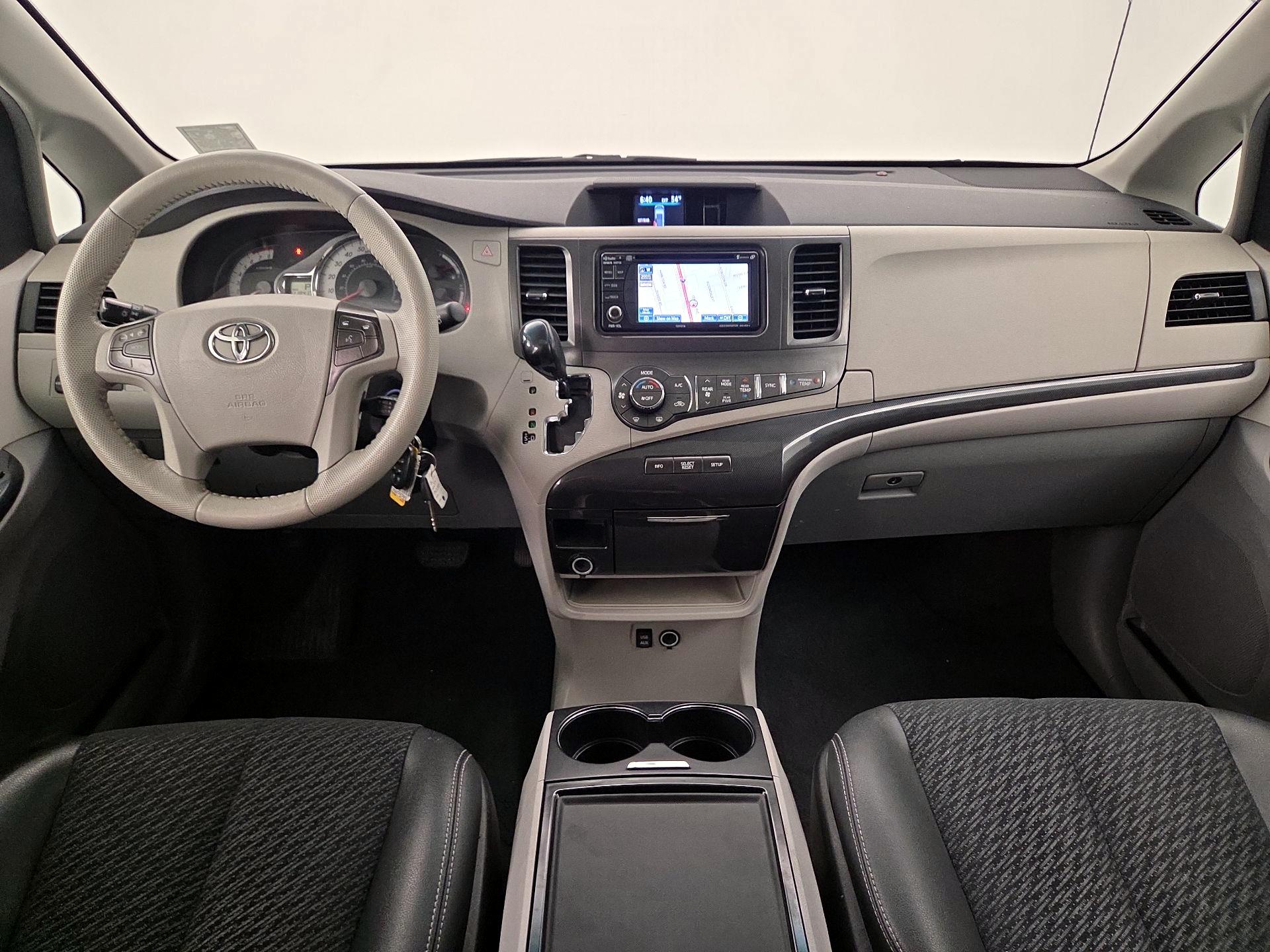 Thumbnail: 2014 Toyota Sienna - 9