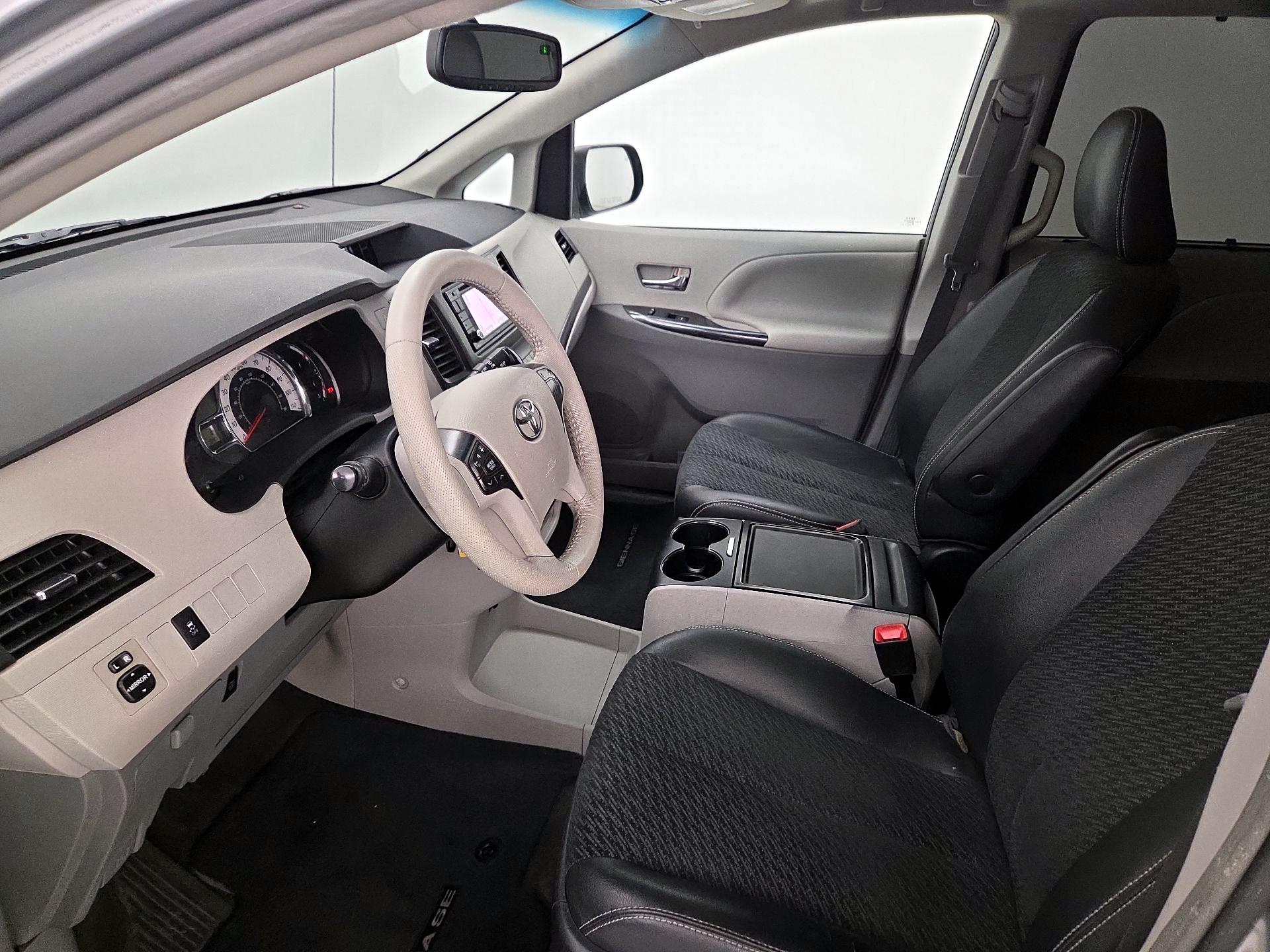 Thumbnail: 2014 Toyota Sienna - 11