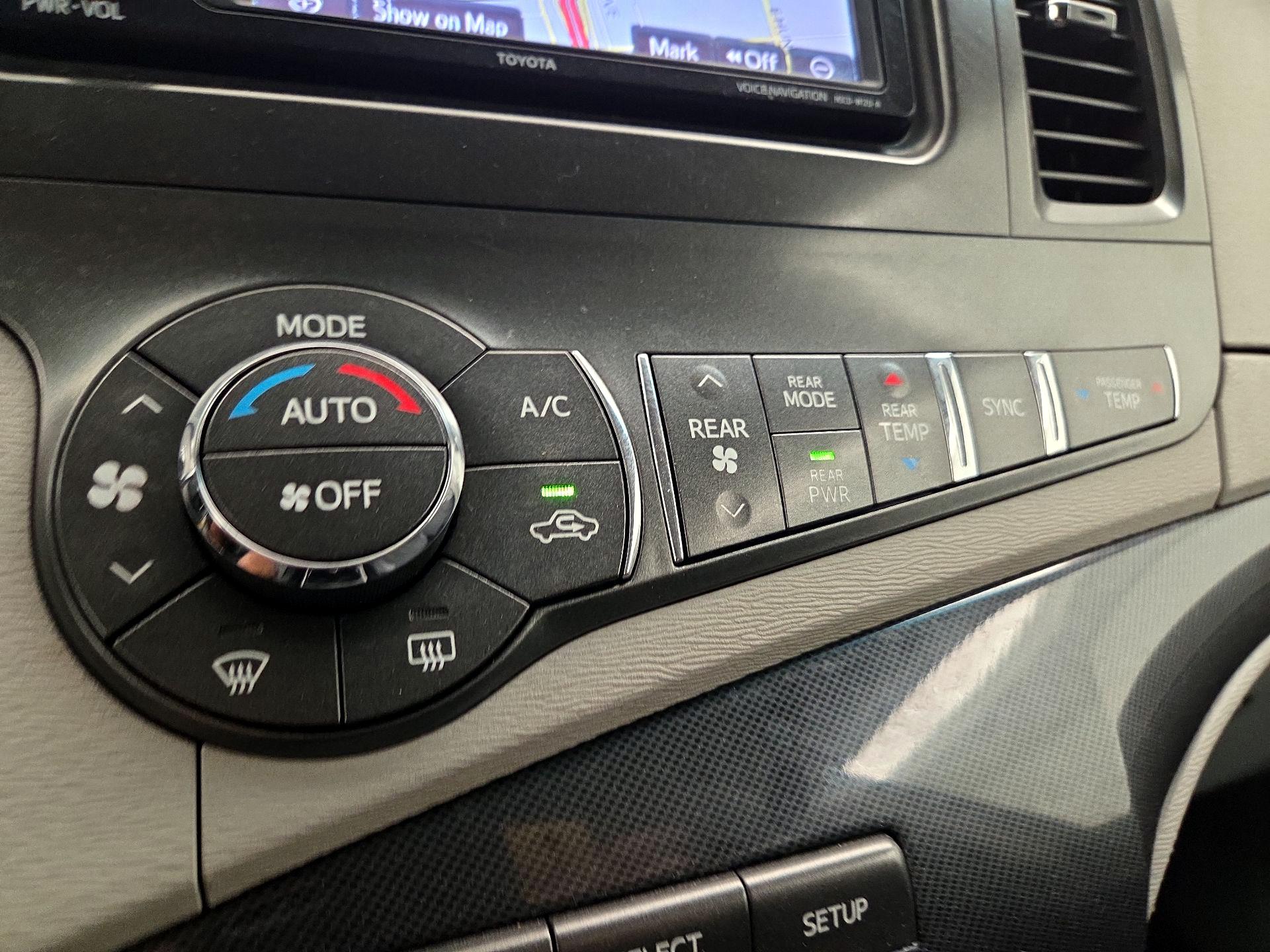 Thumbnail: 2014 Toyota Sienna - 17