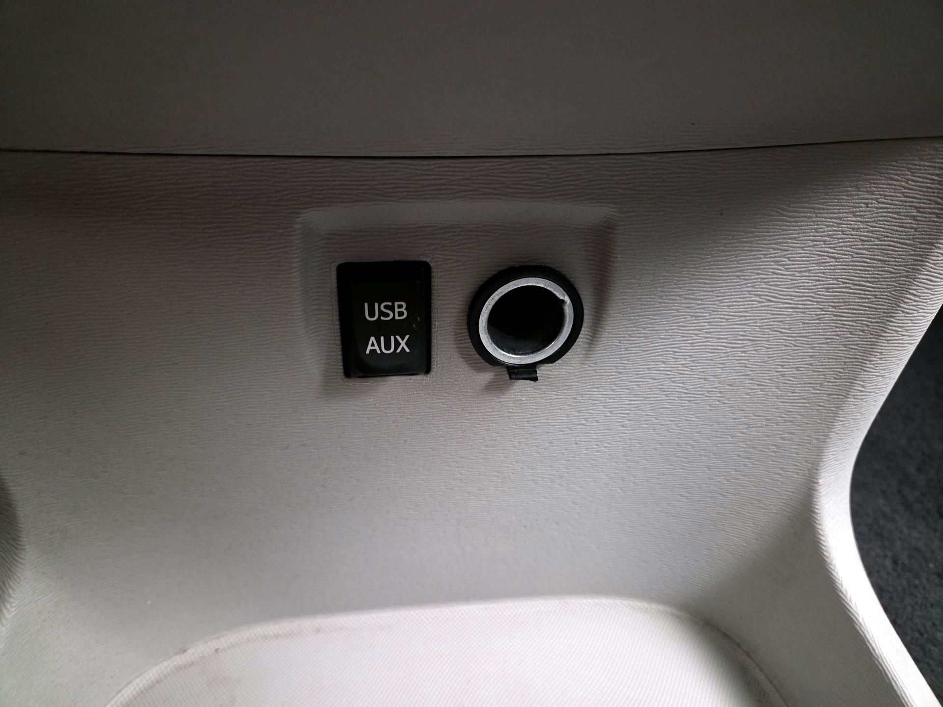 Thumbnail: 2014 Toyota Sienna - 19