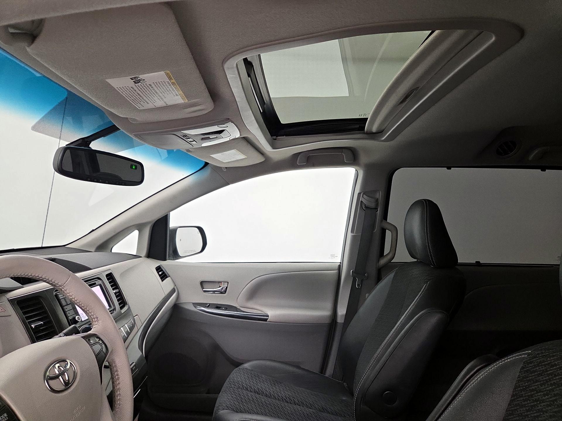 Thumbnail: 2014 Toyota Sienna - 20