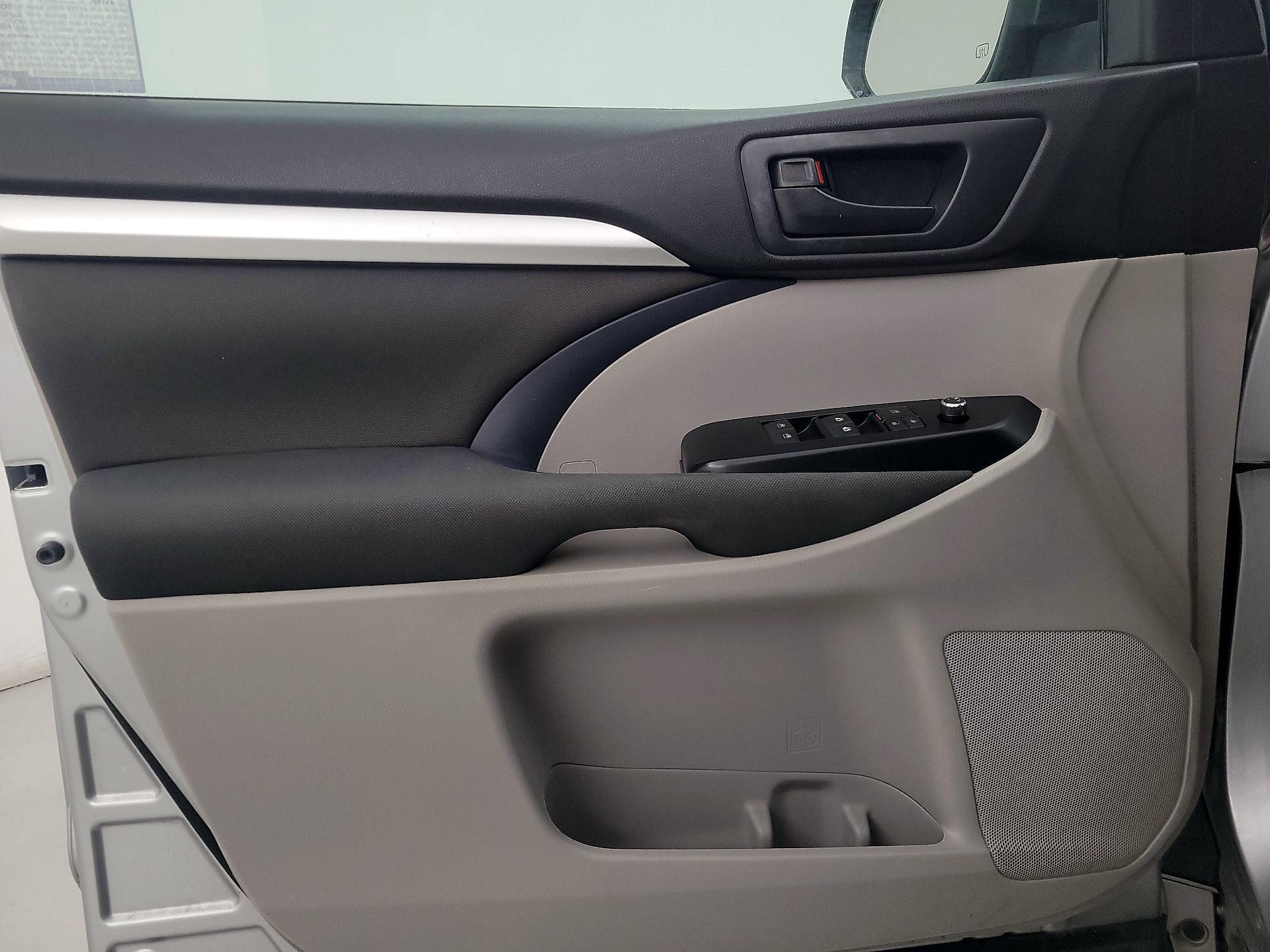 Thumbnail: 2016 Toyota Highlander - 12