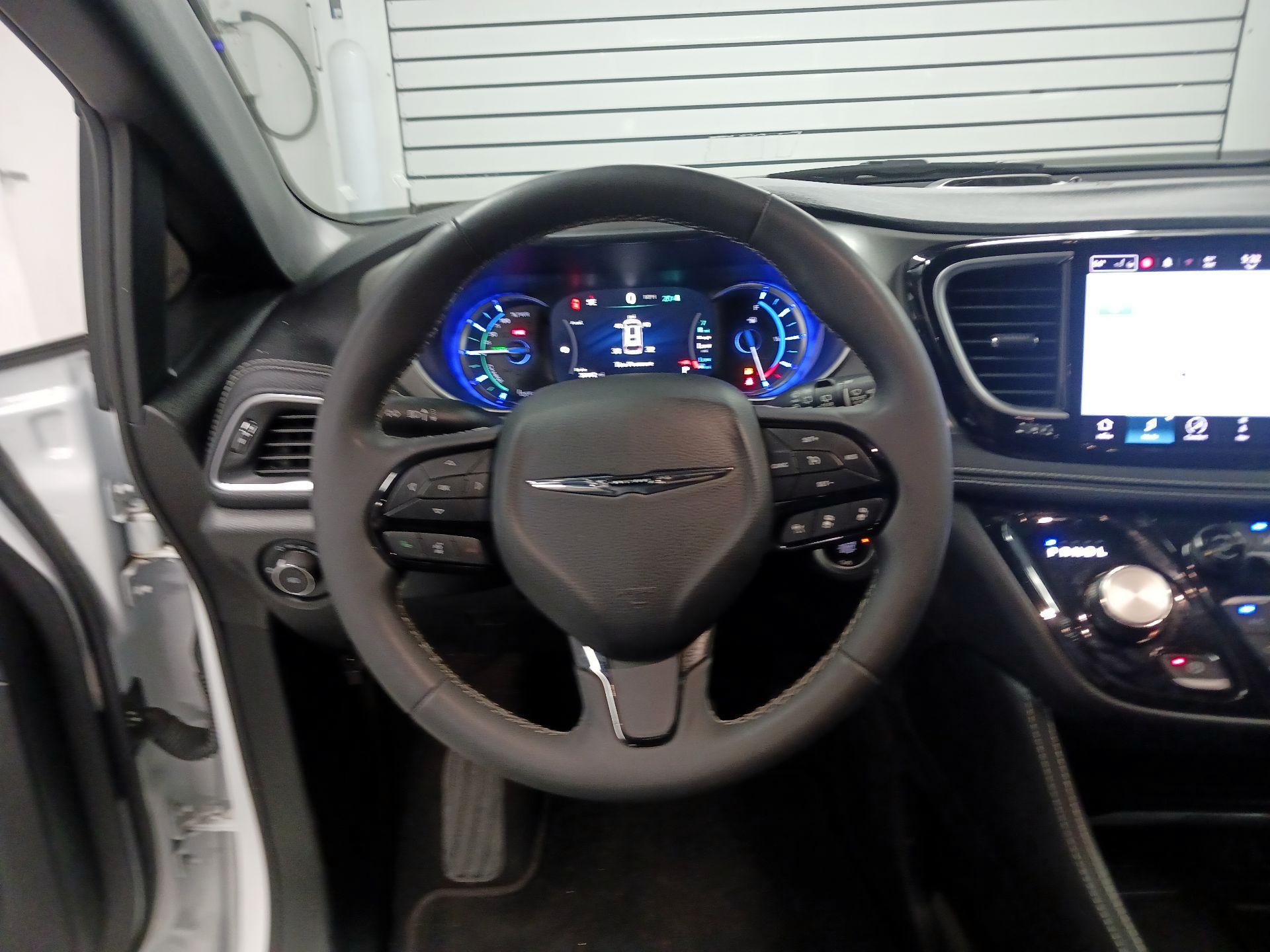Thumbnail: 2023 Chrysler Pacifica - 10