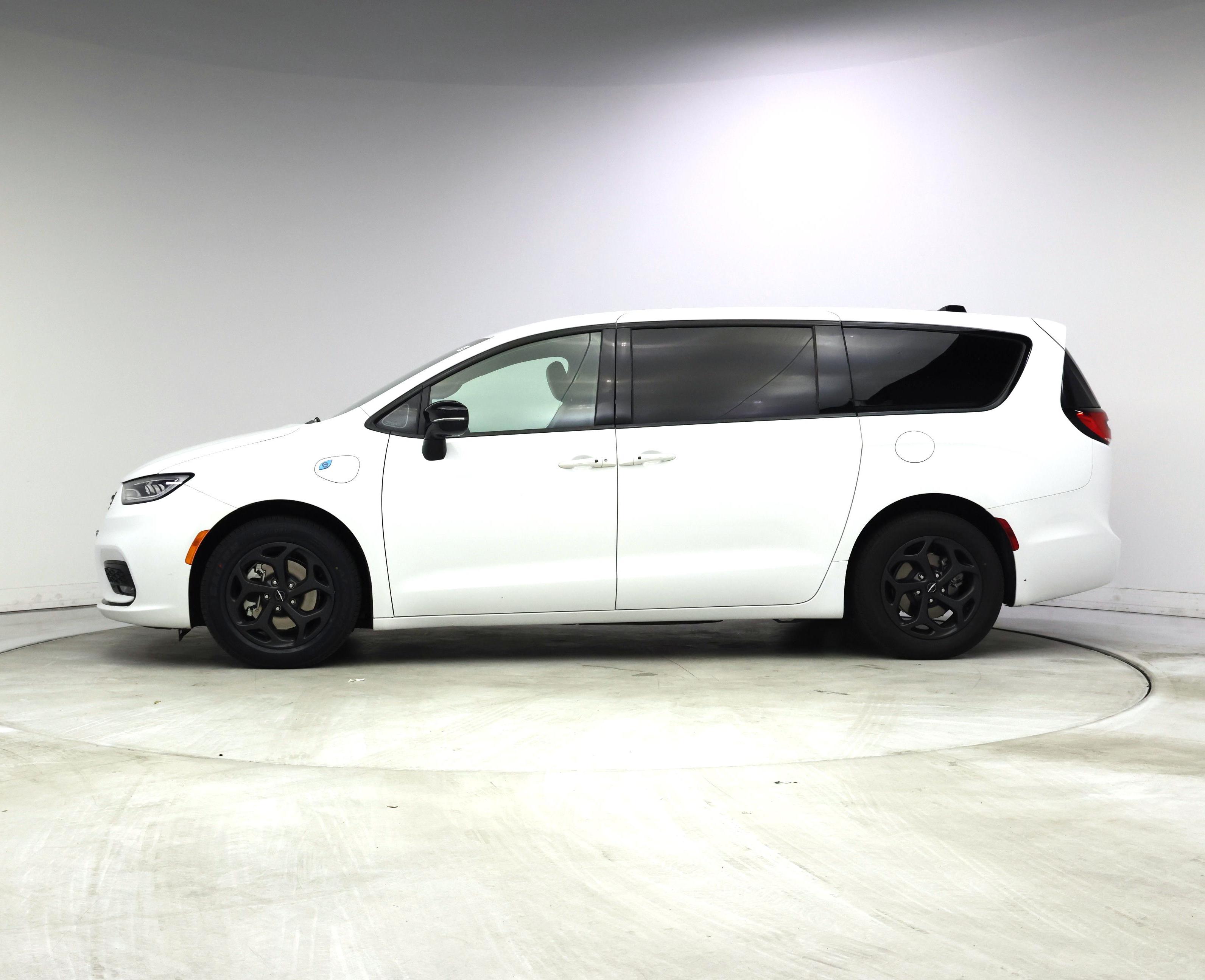 Thumbnail: 2023 Chrysler Pacifica - 3