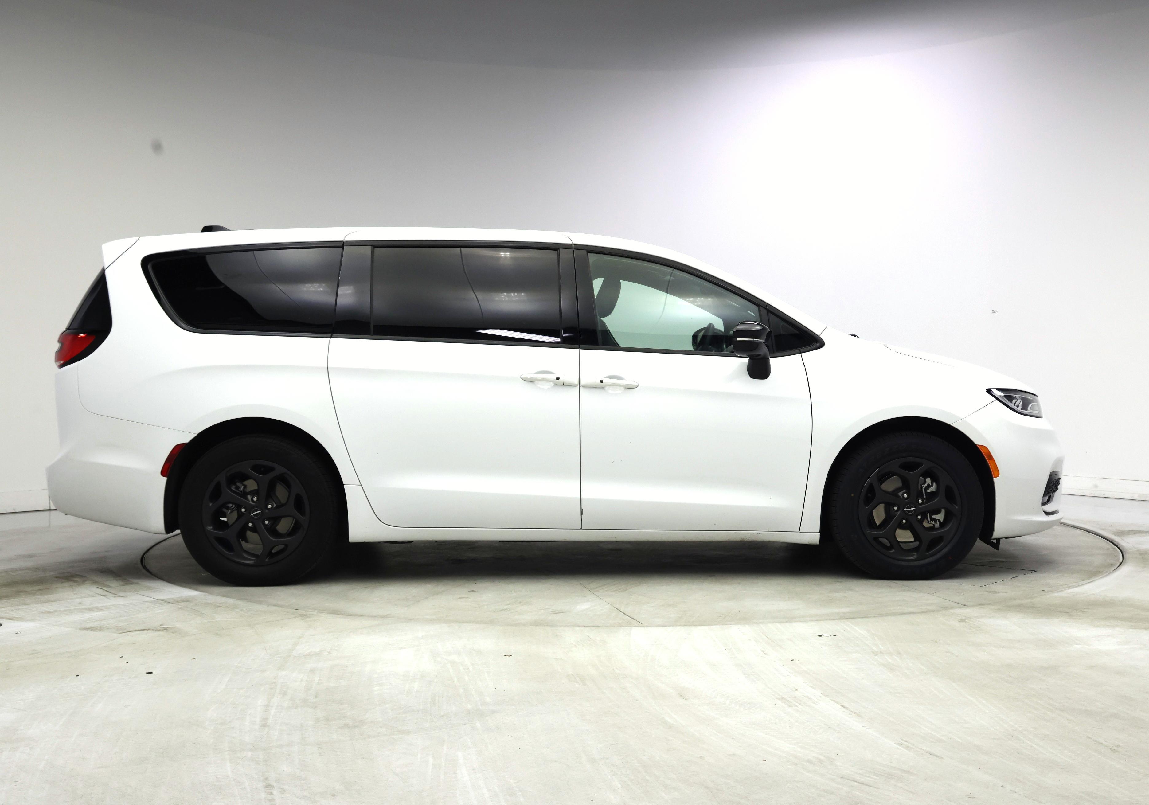 Thumbnail: 2023 Chrysler Pacifica - 7