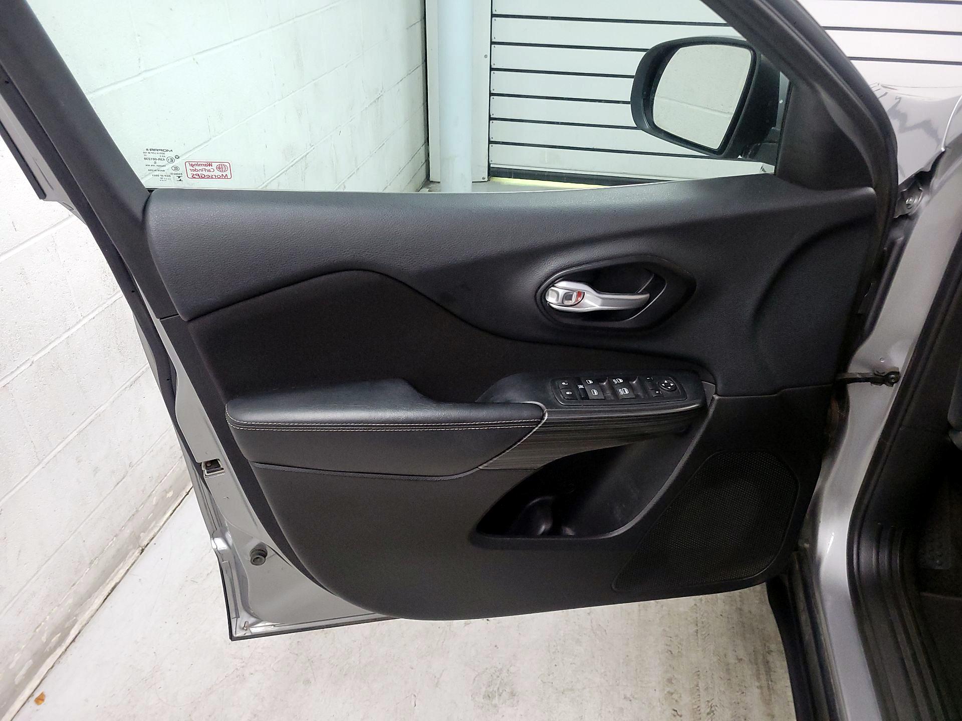 Thumbnail: 2015 Jeep Cherokee - 12