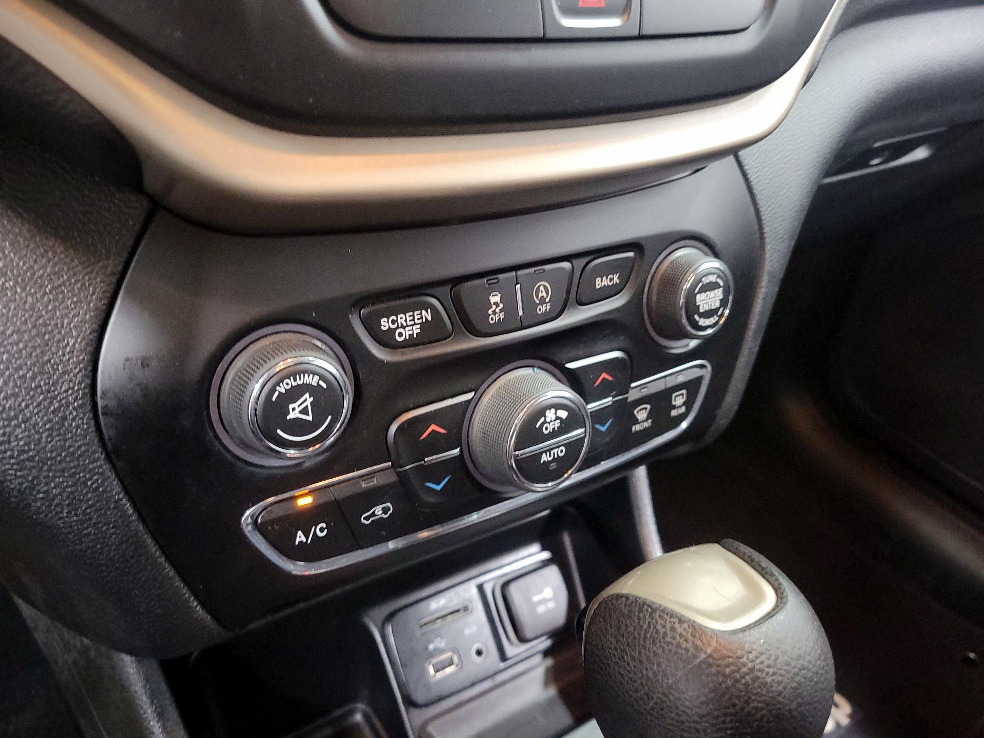 Thumbnail: 2015 Jeep Cherokee - 16