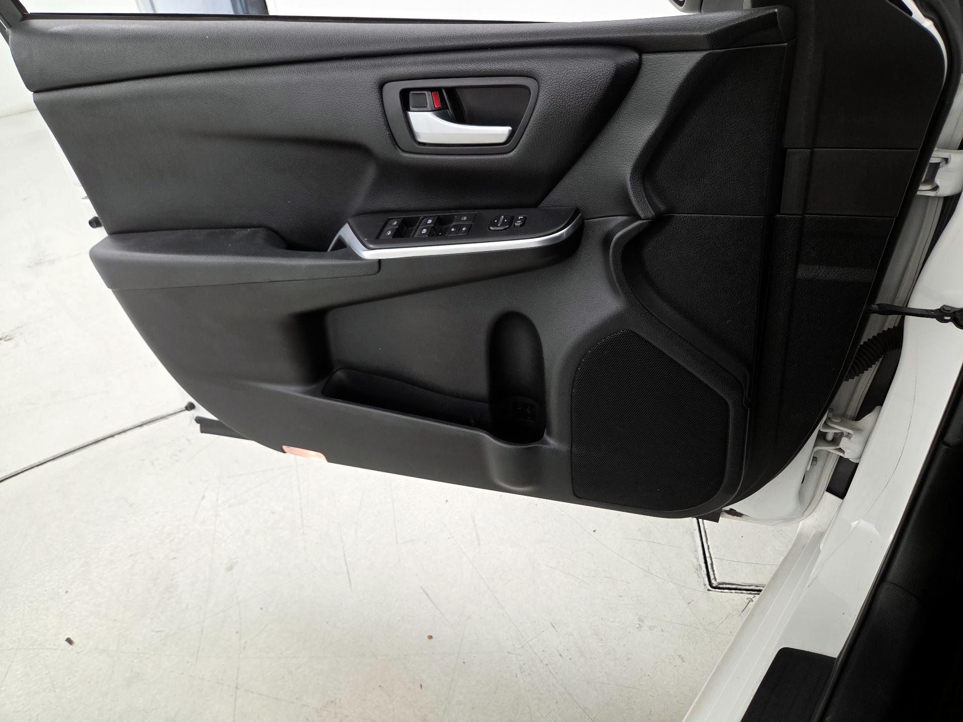Thumbnail: 2016 Toyota Camry - 12