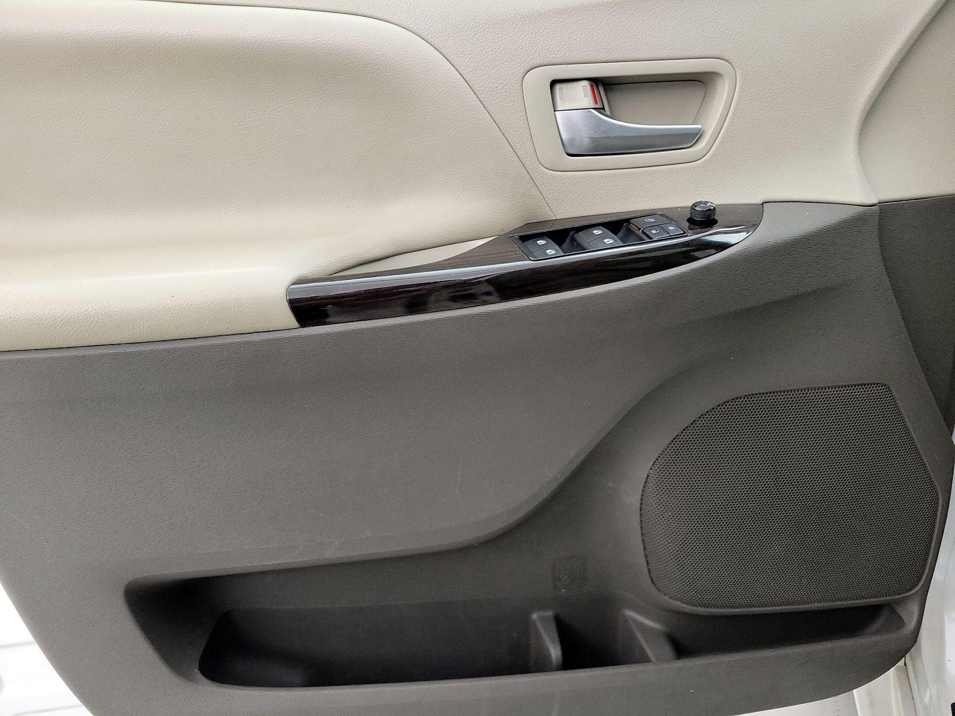 Thumbnail: 2015 Toyota Sienna - 12