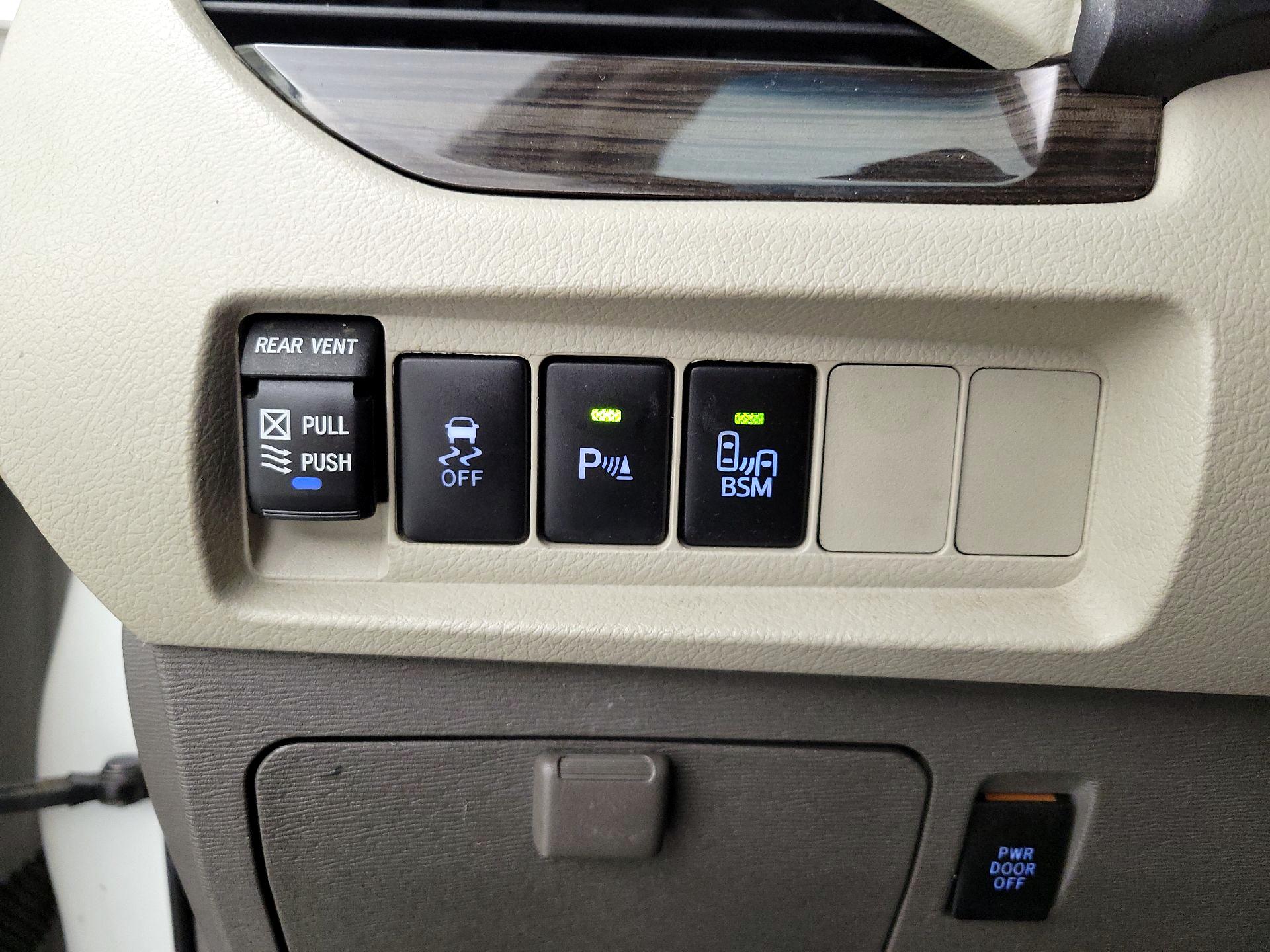 Thumbnail: 2015 Toyota Sienna - 13
