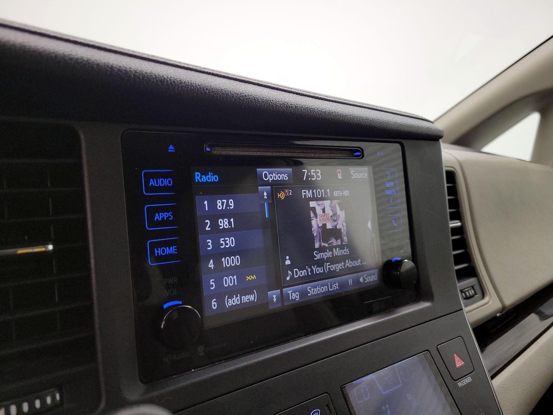 Thumbnail: 2015 Toyota Sienna - 15