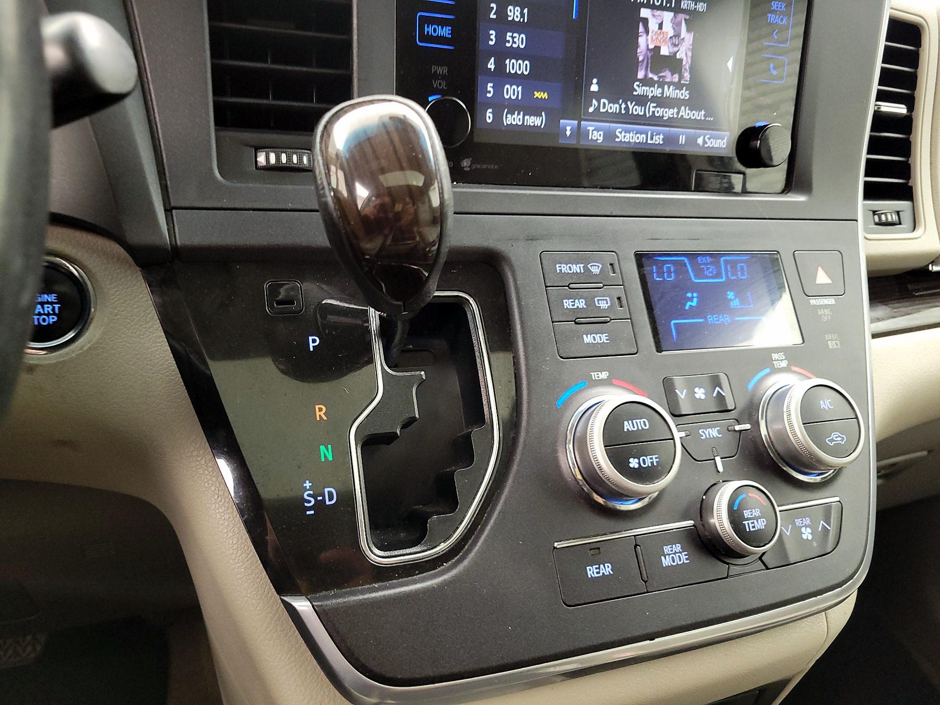 Thumbnail: 2015 Toyota Sienna - 17
