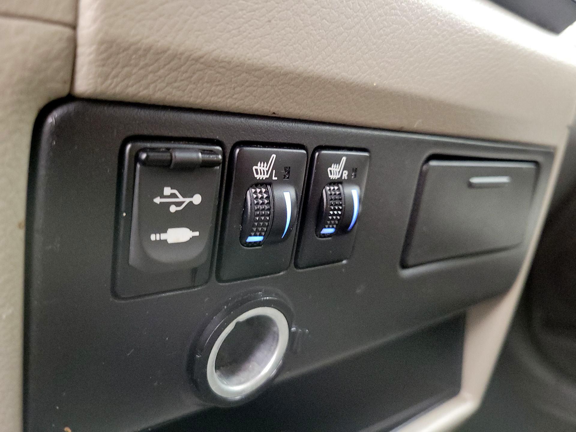 Thumbnail: 2015 Toyota Sienna - 18