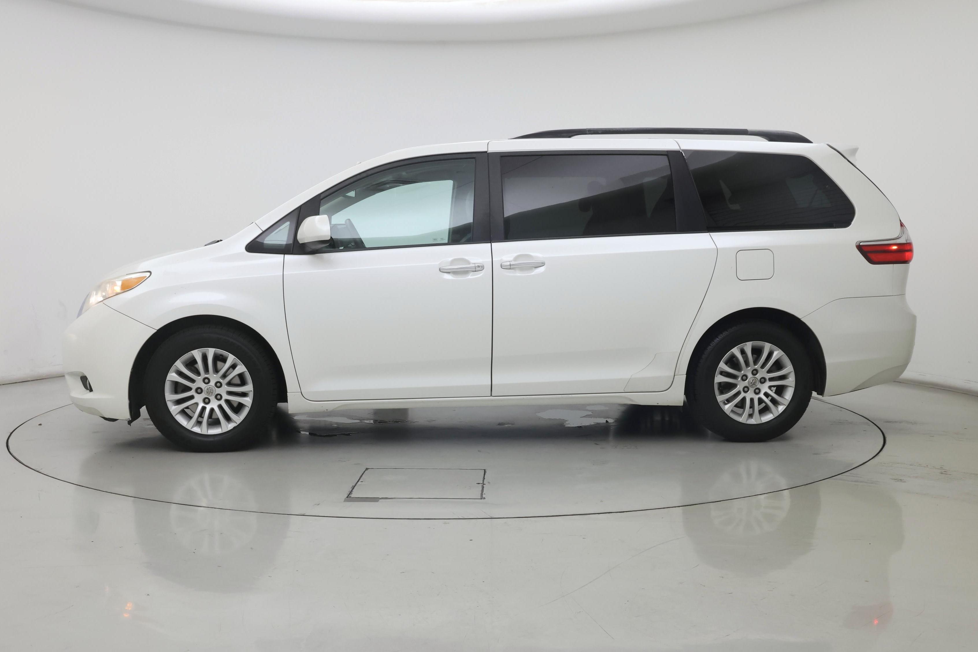 Thumbnail: 2015 Toyota Sienna - 3