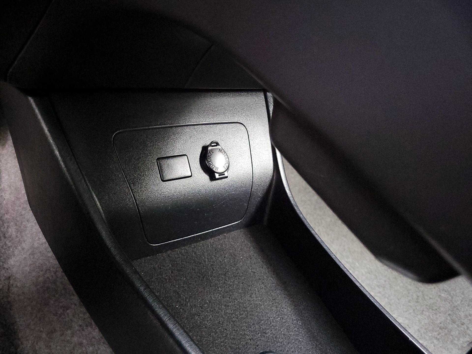 Thumbnail: 2015 Toyota Prius - 18
