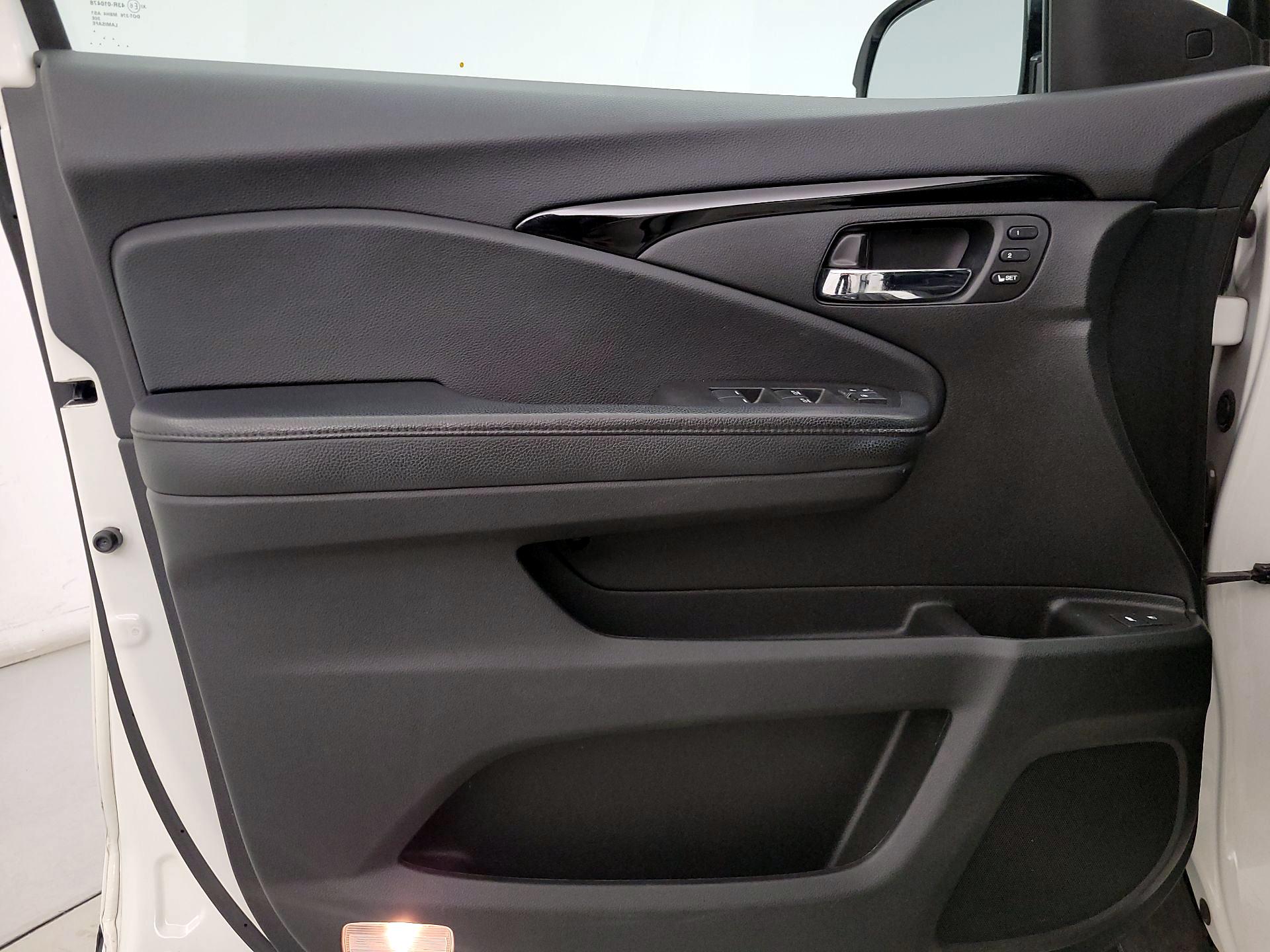 Thumbnail: 2019 Honda Pilot - 12