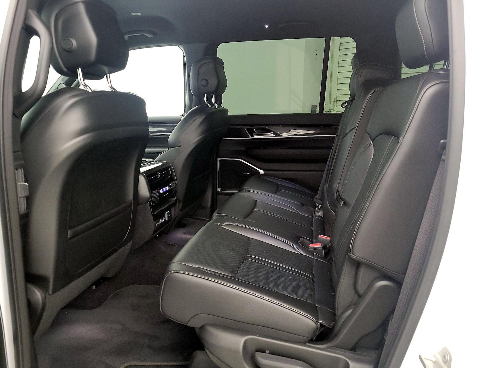 2023 Jeep Wagoneer L Series I - Photo 19