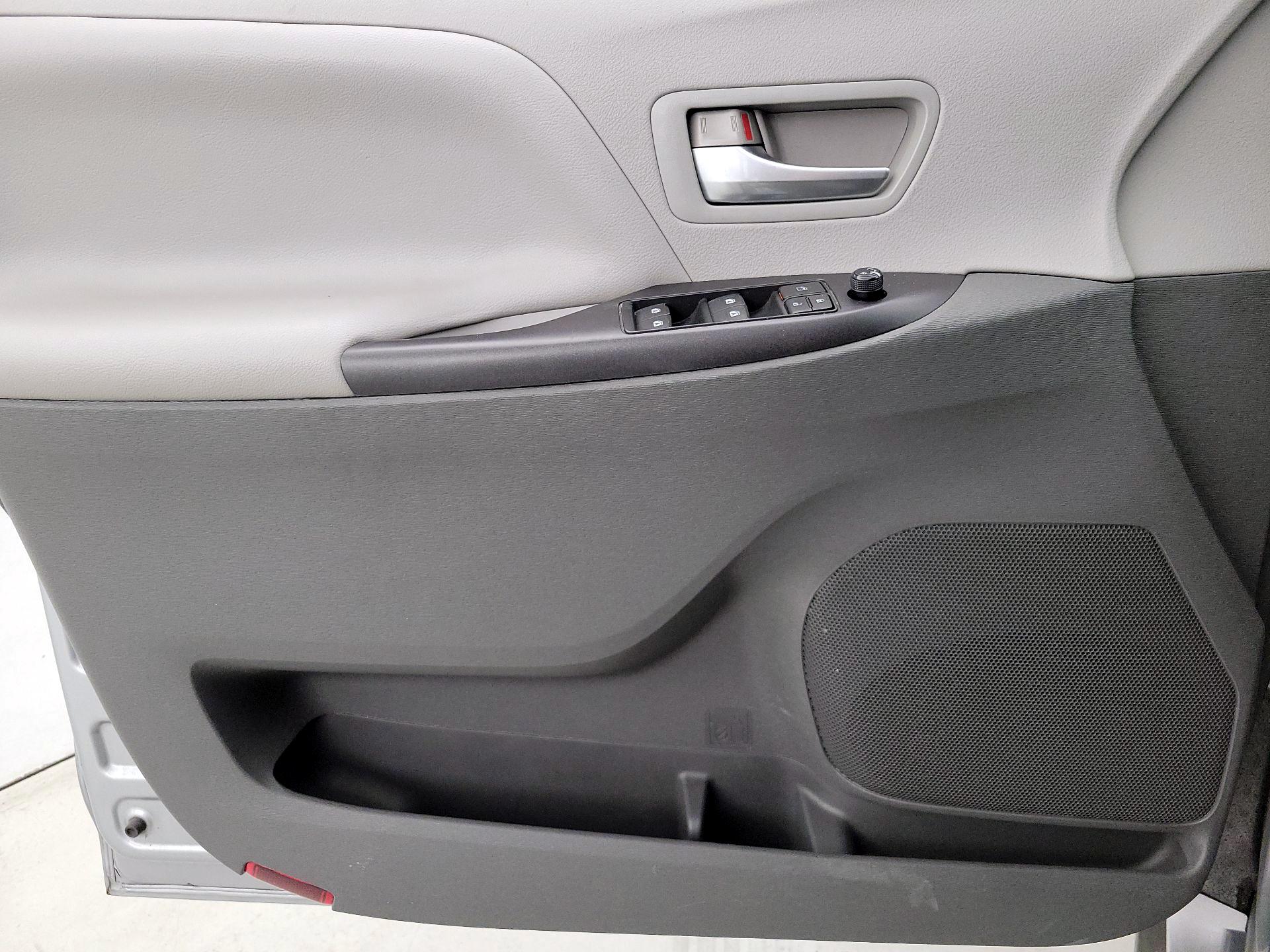 Thumbnail: 2015 Toyota Sienna - 12