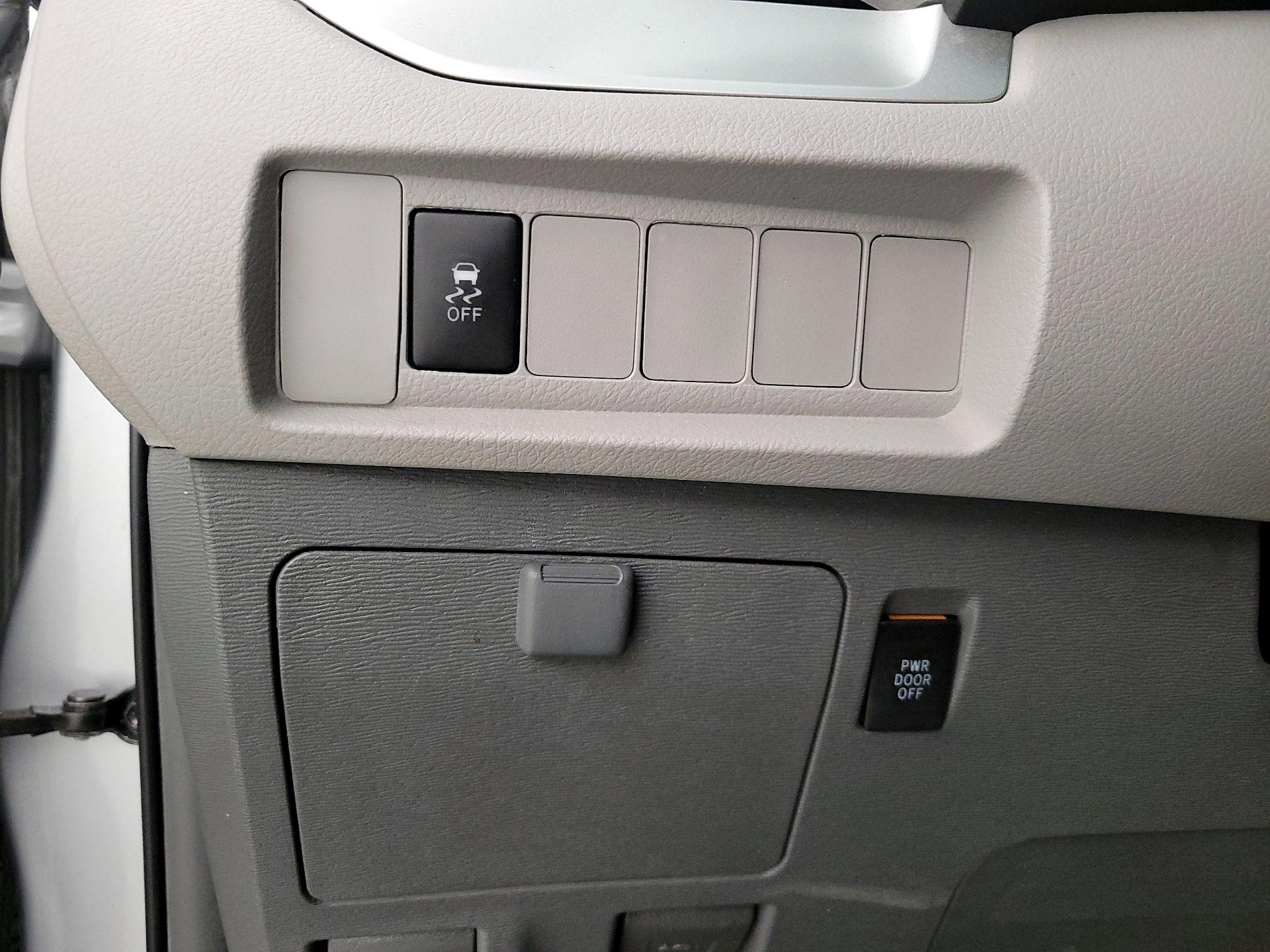 Thumbnail: 2015 Toyota Sienna - 13