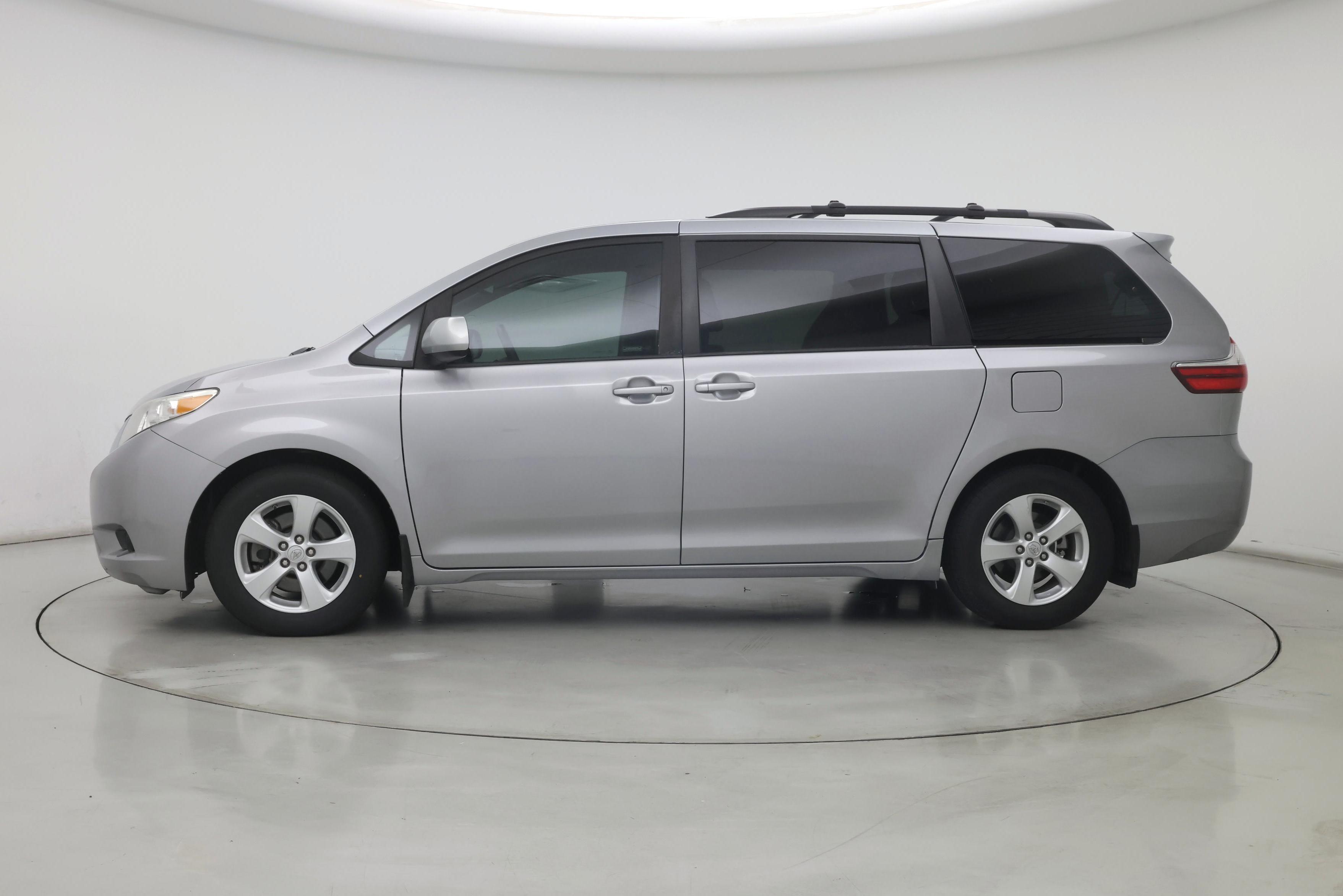 Thumbnail: 2015 Toyota Sienna - 3