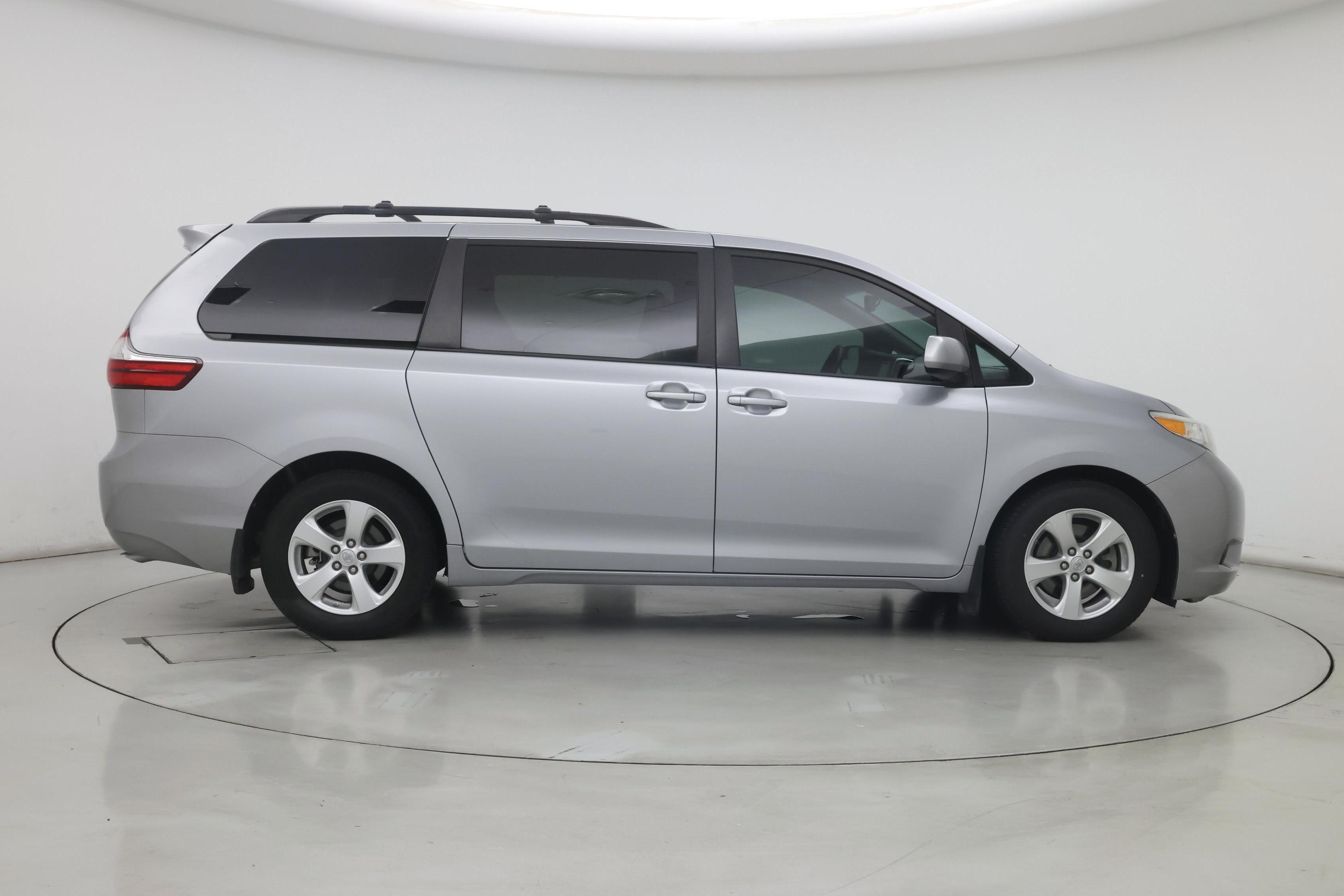 Thumbnail: 2015 Toyota Sienna - 7