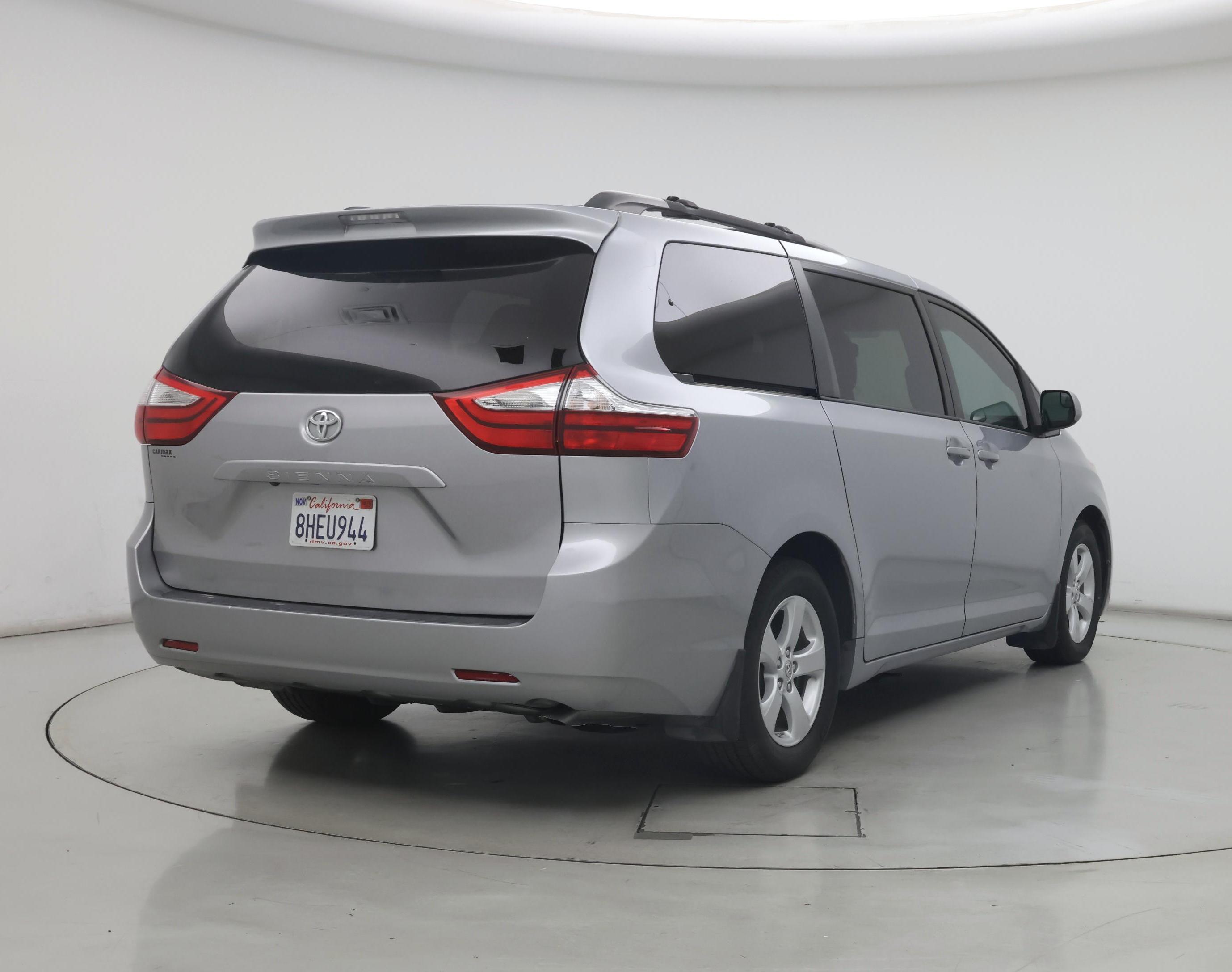 Thumbnail: 2015 Toyota Sienna - 8