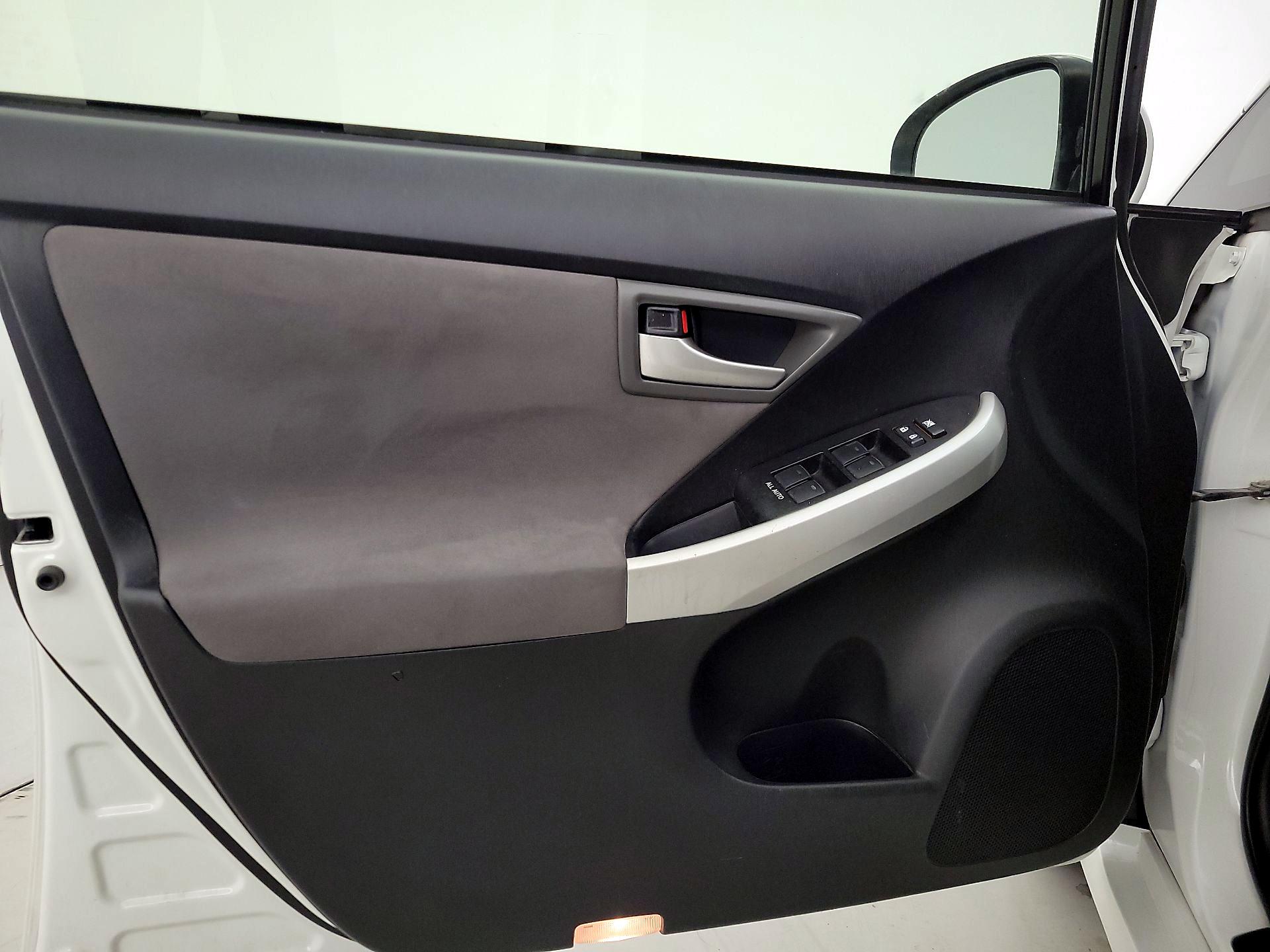 Thumbnail: 2015 Toyota Prius - 12