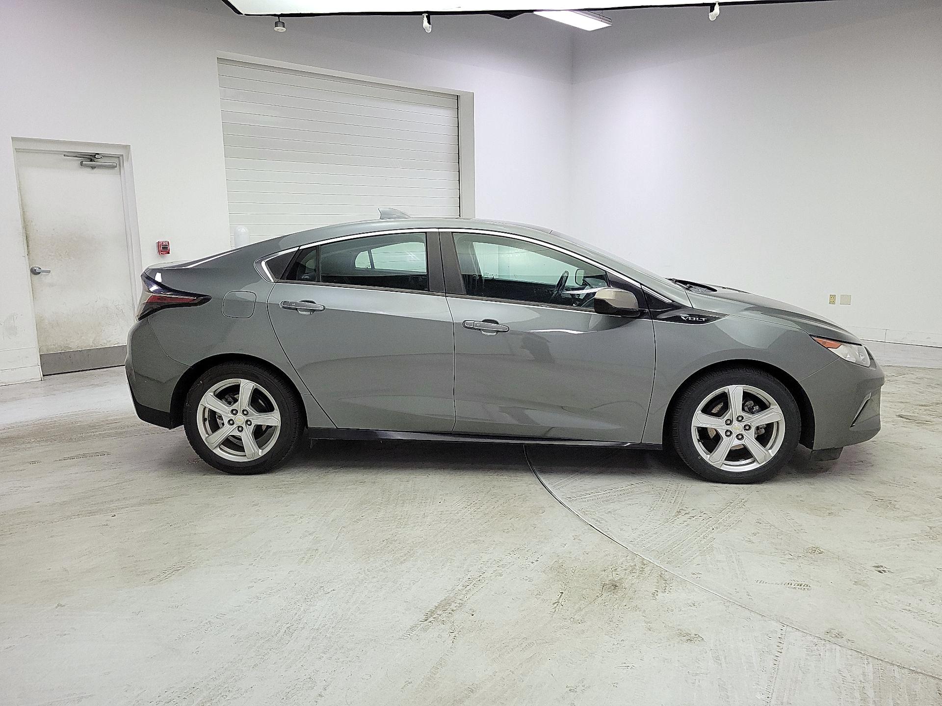 Thumbnail: 2017 Chevrolet Volt - 4