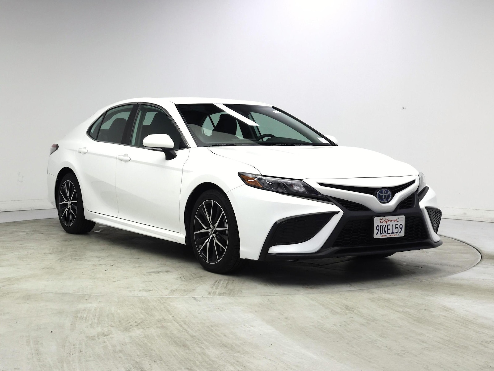 2023 Toyota Camry SE - Photo 2