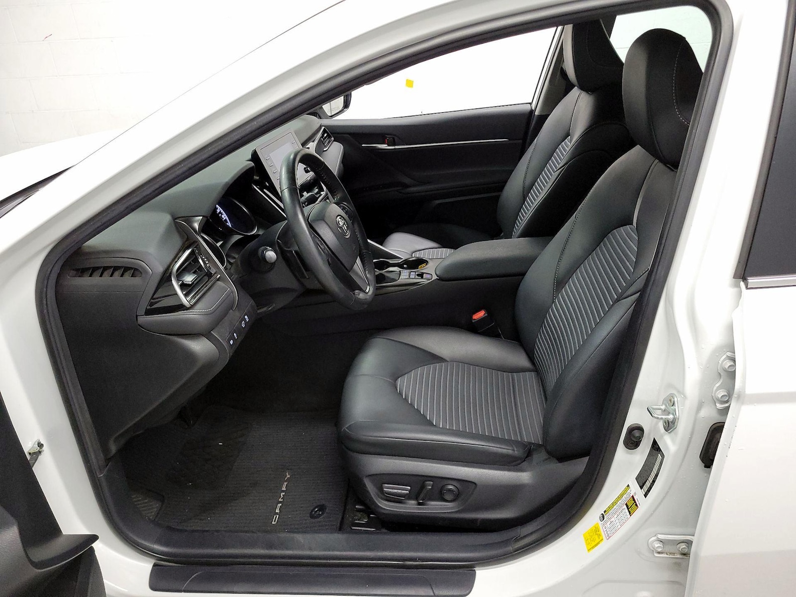 2023 Toyota Camry SE - Photo 12
