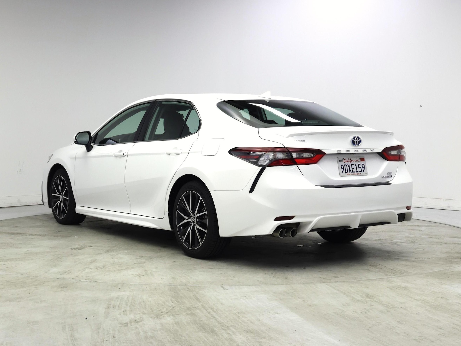2023 Toyota Camry SE - Photo 3