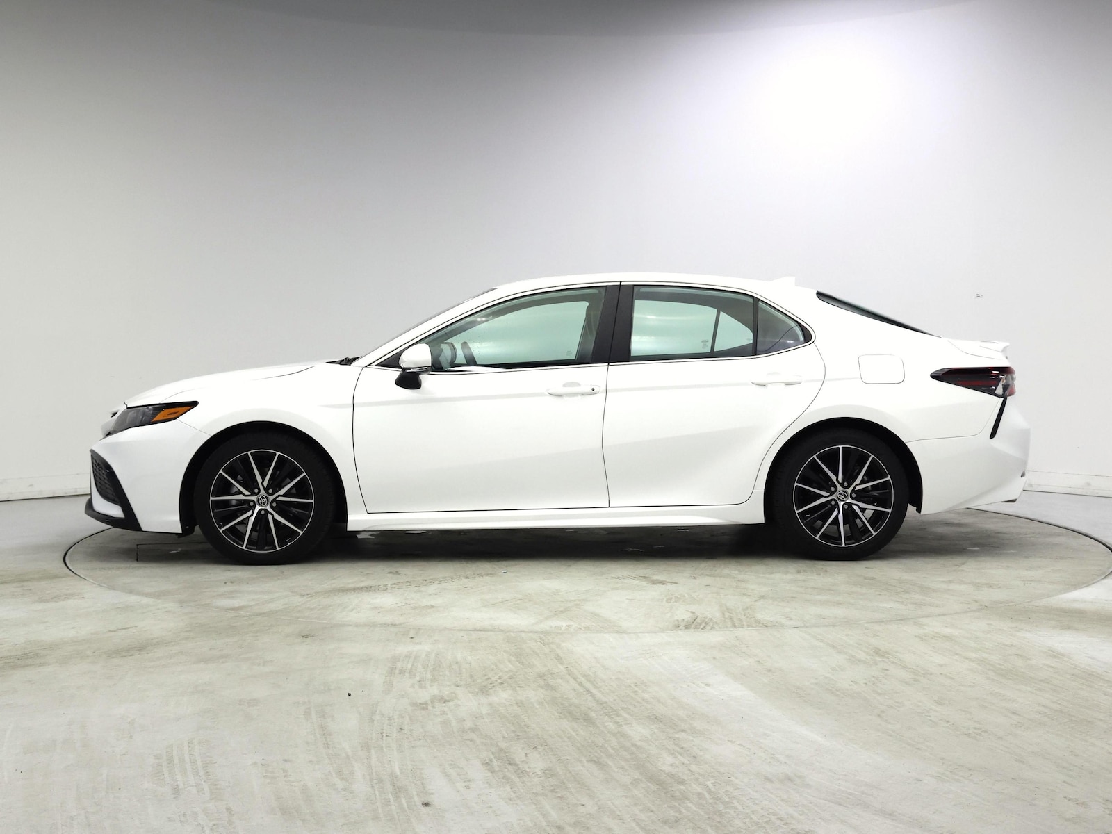 2023 Toyota Camry SE - Photo 4