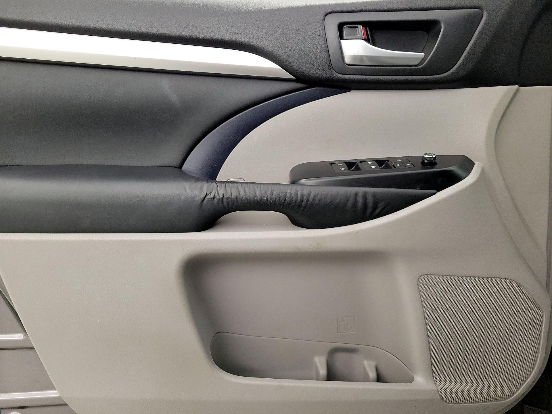 Thumbnail: 2015 Toyota Highlander - 12