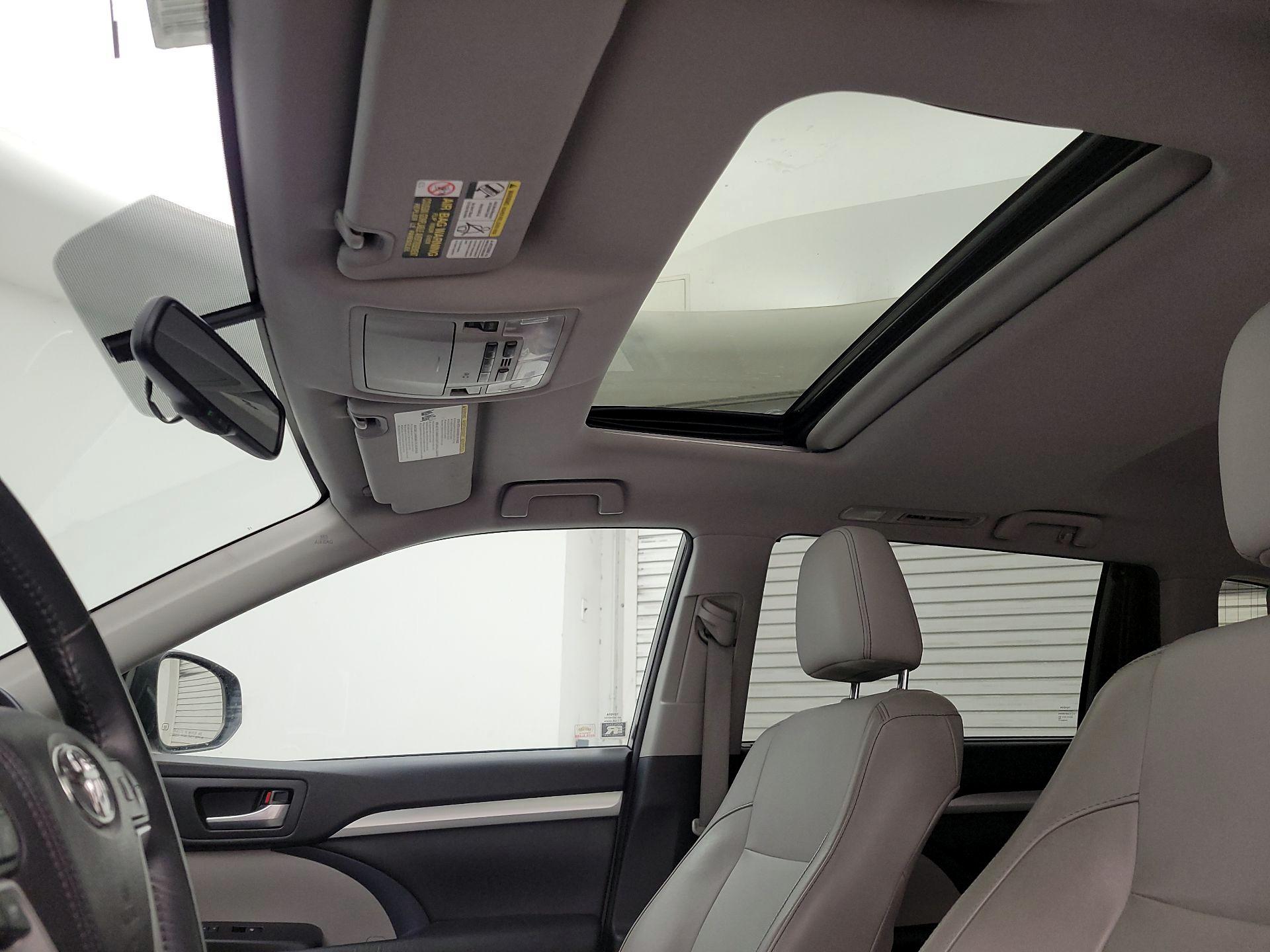 Thumbnail: 2015 Toyota Highlander - 19