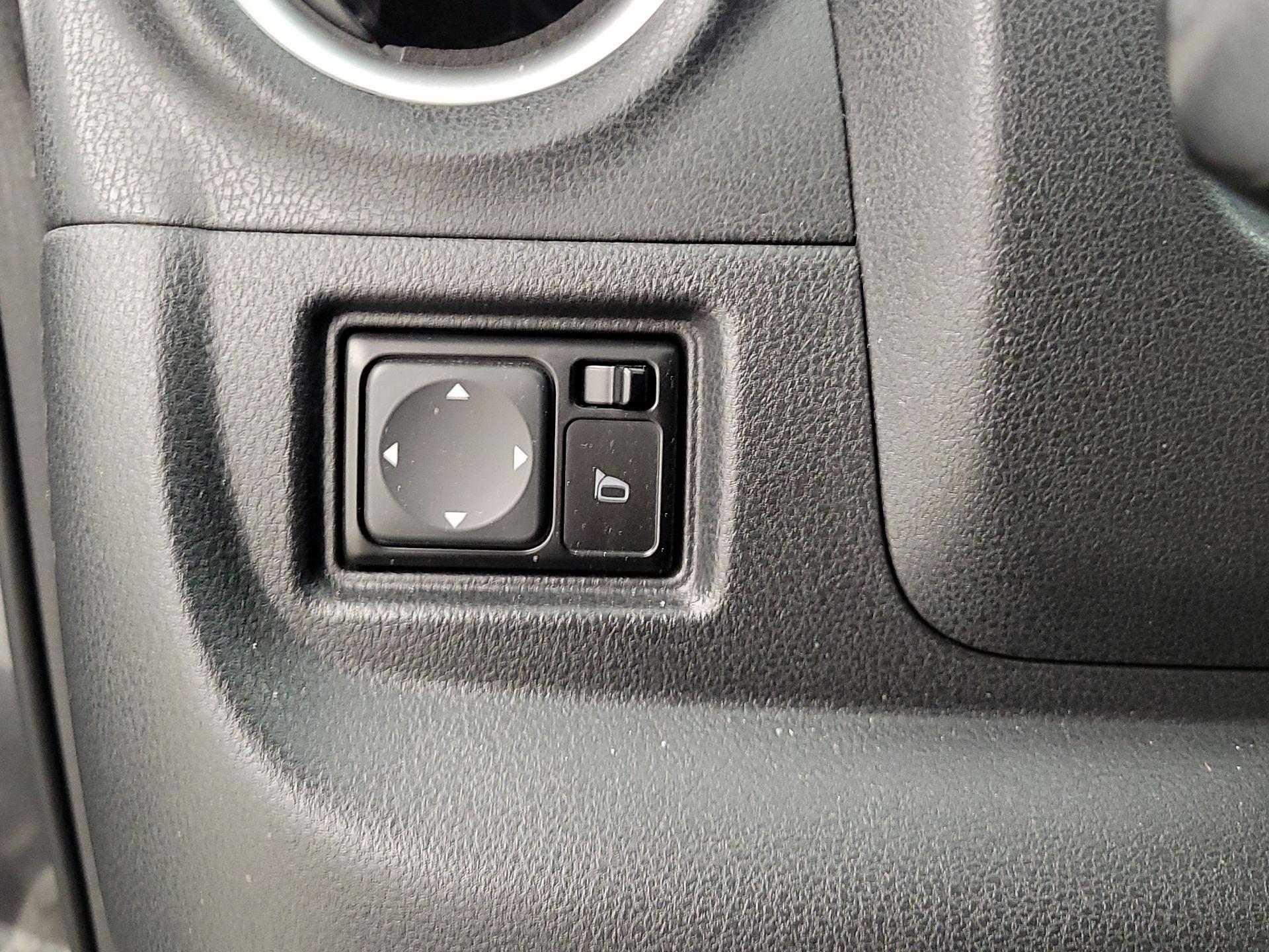 Thumbnail: 2016 Nissan Versa Note - 13