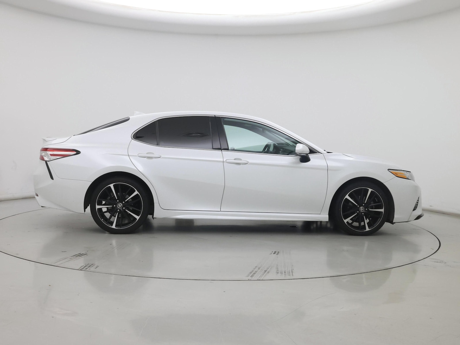 2020 Toyota Camry XSE - Photo 8