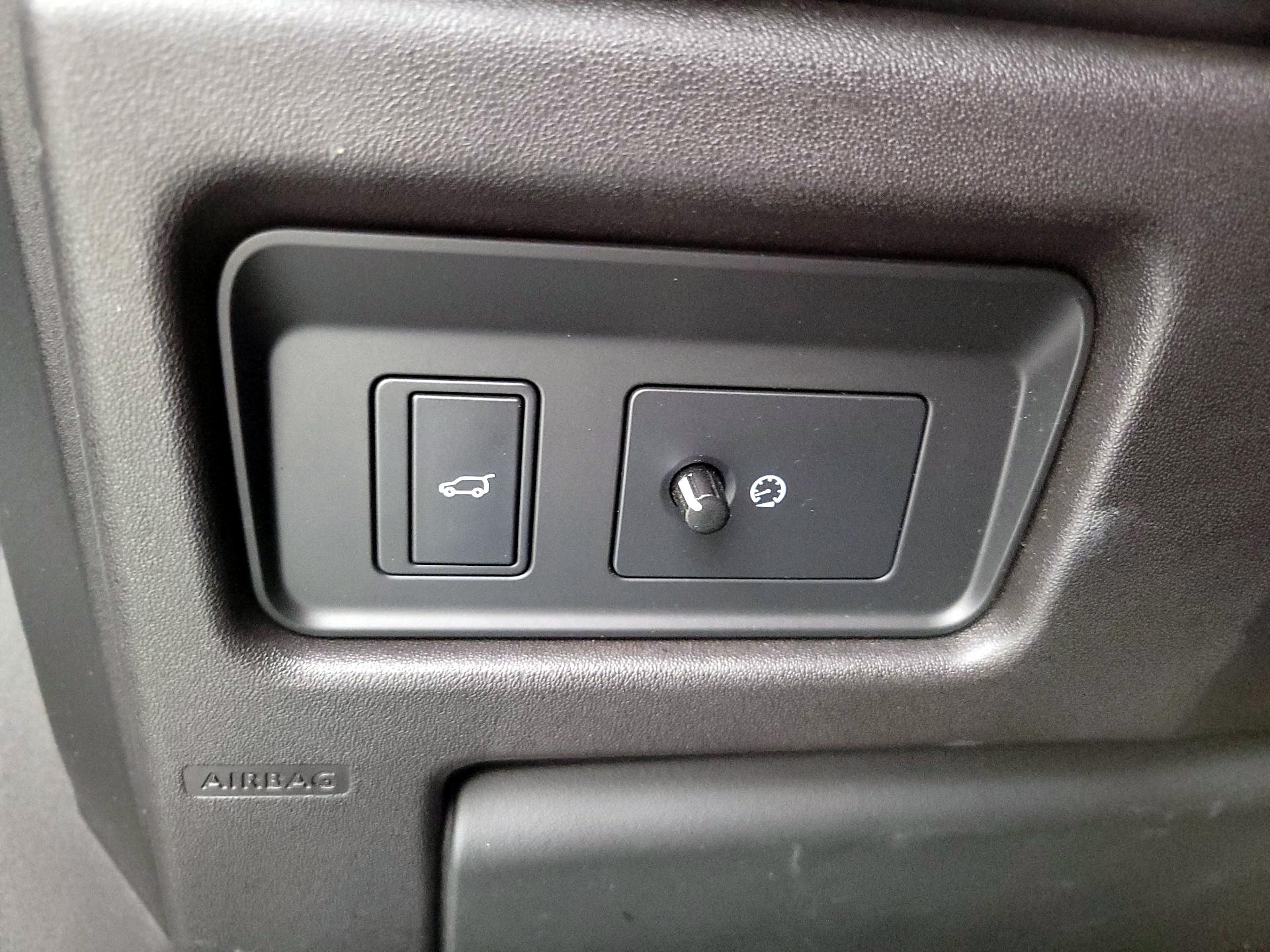 Thumbnail: 2017 Land Rover Discovery Sport - 13