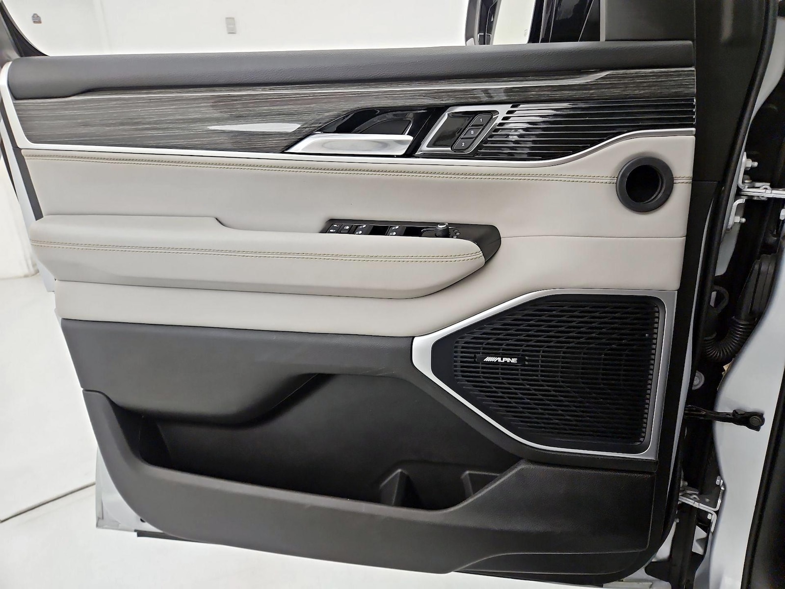 2022 Jeep Wagoneer Series II - Photo 13